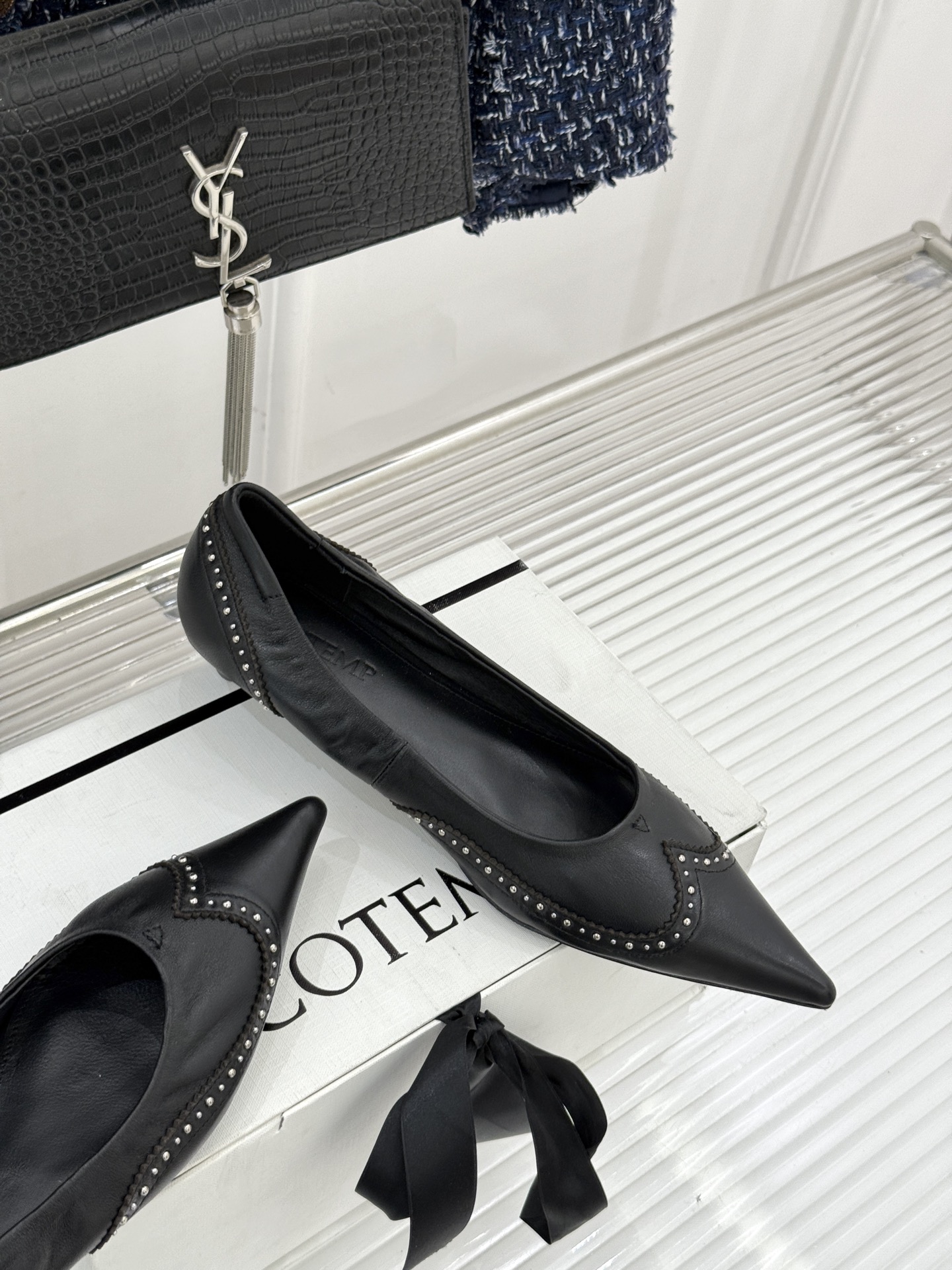 COTEMPWF新品尖头复古擦色平底单鞋这双鞋是一封写给岁月的情书将复古的韵味与现代的锋芒 它始于一个利