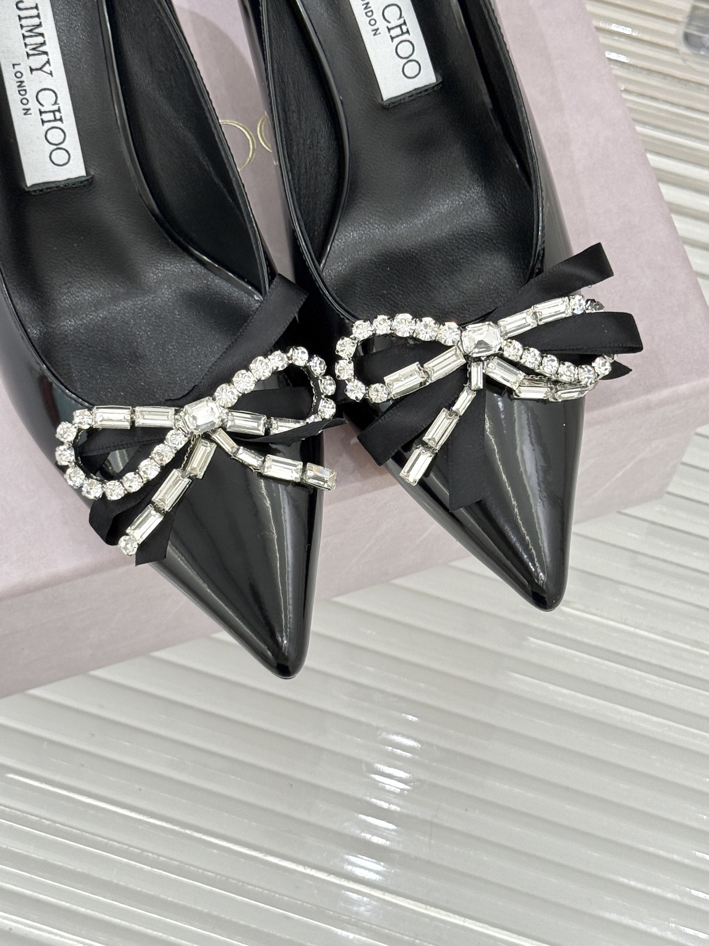 Jimmy Choo26WF早春新品尖头水钻蝴蝶结高跟鞋当复古优雅与摩登闪耀撞个满怀鞋头缀以手工镶嵌的捷