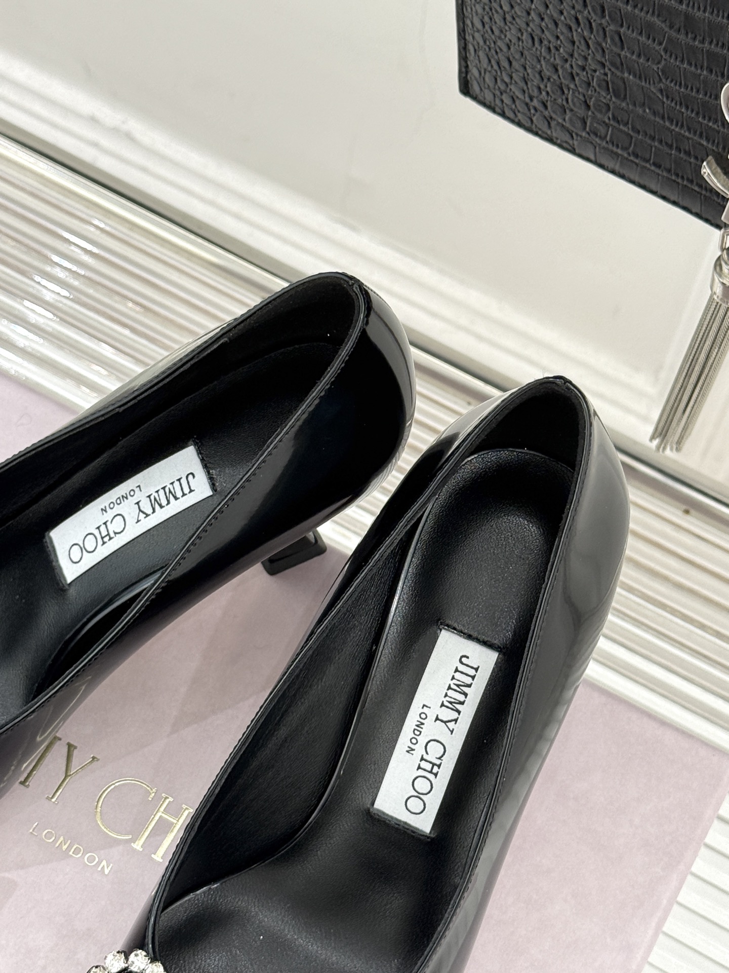 Jimmy Choo26WF早春新品尖头水钻蝴蝶结高跟鞋当复古优雅与摩登闪耀撞个满怀鞋头缀以手工镶嵌的捷