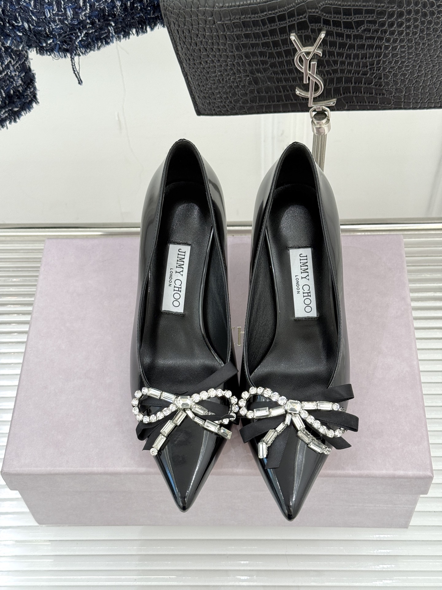 Jimmy Choo26WF早春新品尖头水钻蝴蝶结高跟鞋当复古优雅与摩登闪耀撞个满怀鞋头缀以手工镶嵌的捷