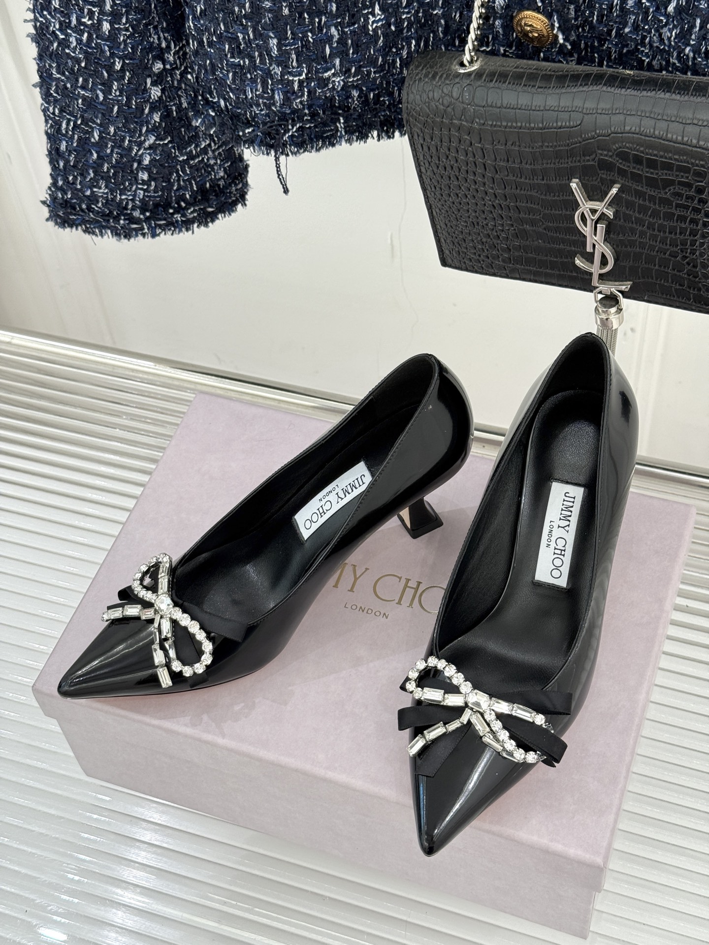 Jimmy Choo26WF早春新品尖头水钻蝴蝶结高跟鞋当复古优雅与摩登闪耀撞个满怀鞋头缀以手工镶嵌的捷