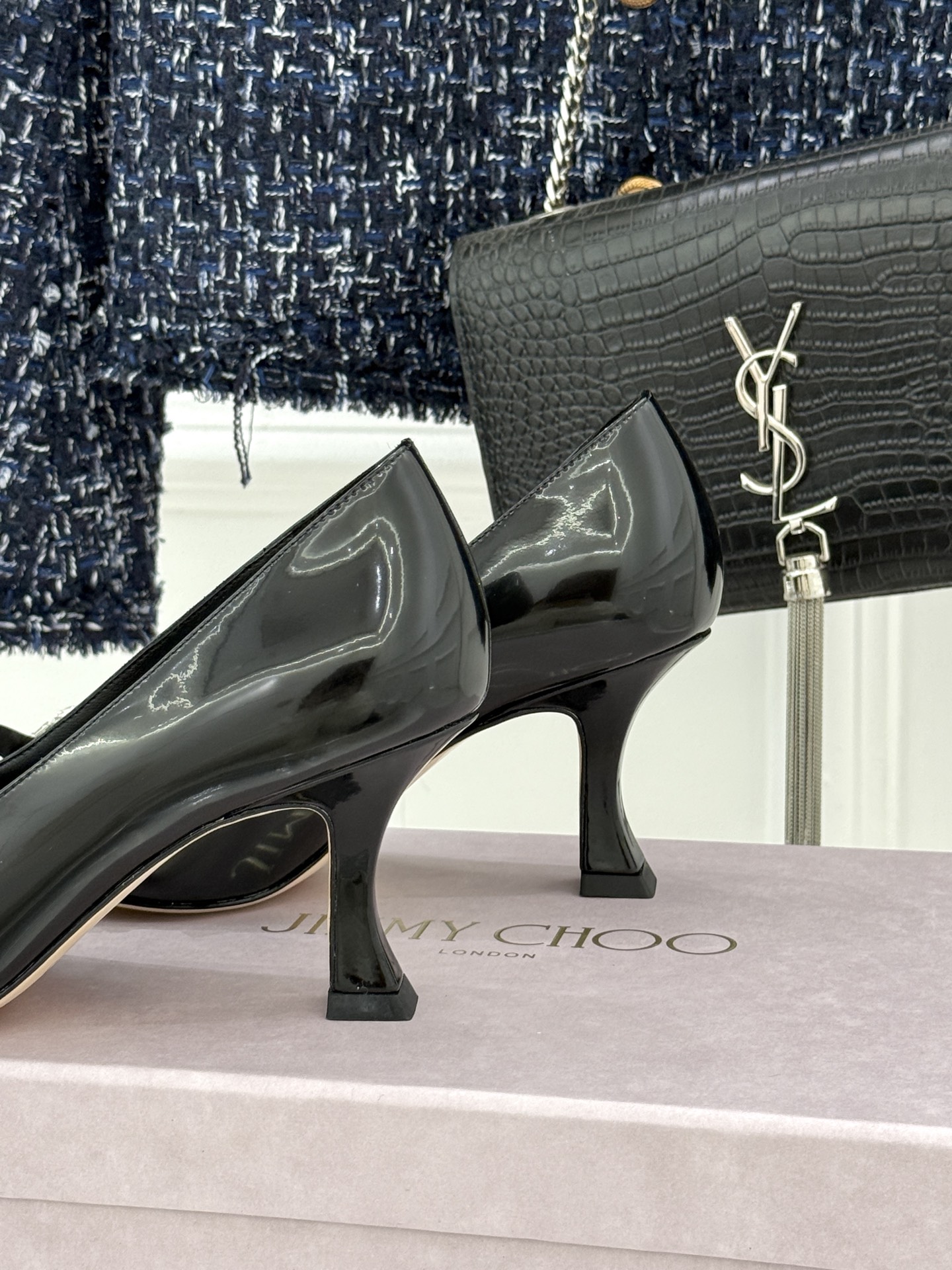 Jimmy Choo26WF早春新品尖头水钻蝴蝶结高跟鞋当复古优雅与摩登闪耀撞个满怀鞋头缀以手工镶嵌的捷