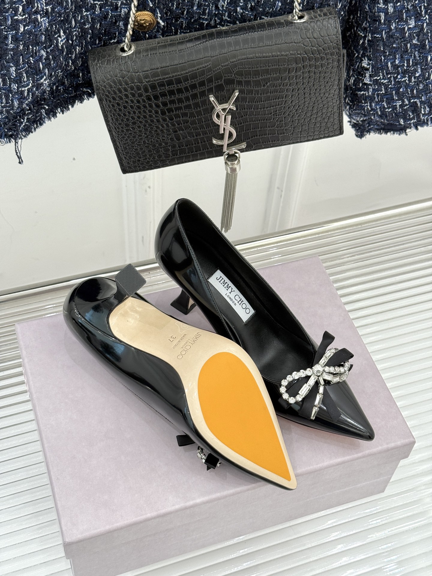 Jimmy Choo26WF早春新品尖头水钻蝴蝶结高跟鞋当复古优雅与摩登闪耀撞个满怀鞋头缀以手工镶嵌的捷