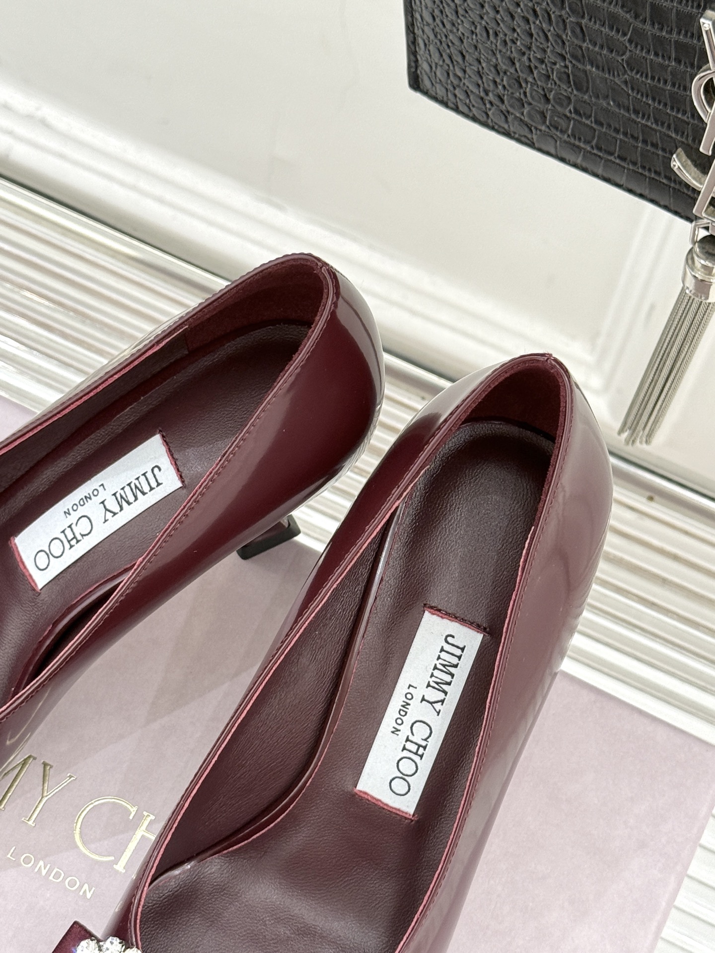 Jimmy Choo26WF早春新品尖头水钻蝴蝶结高跟鞋当复古优雅与摩登闪耀撞个满怀鞋头缀以手工镶嵌的捷