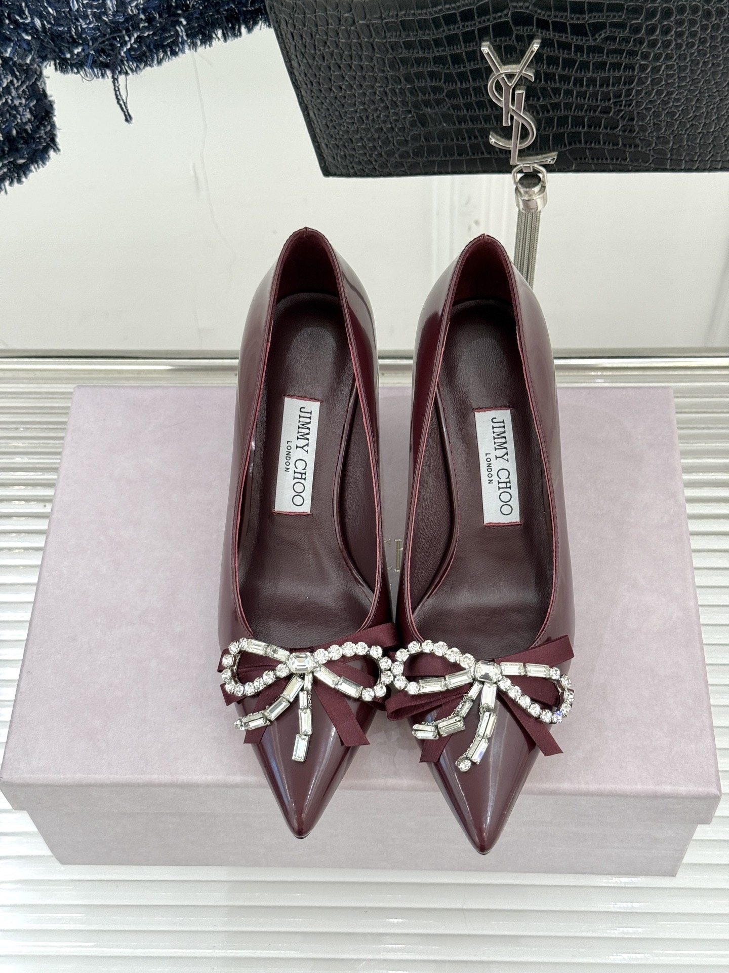 Jimmy Choo26WF早春新品尖头水钻蝴蝶结高跟鞋当复古优雅与摩登闪耀撞个满怀鞋头缀以手工镶嵌的捷