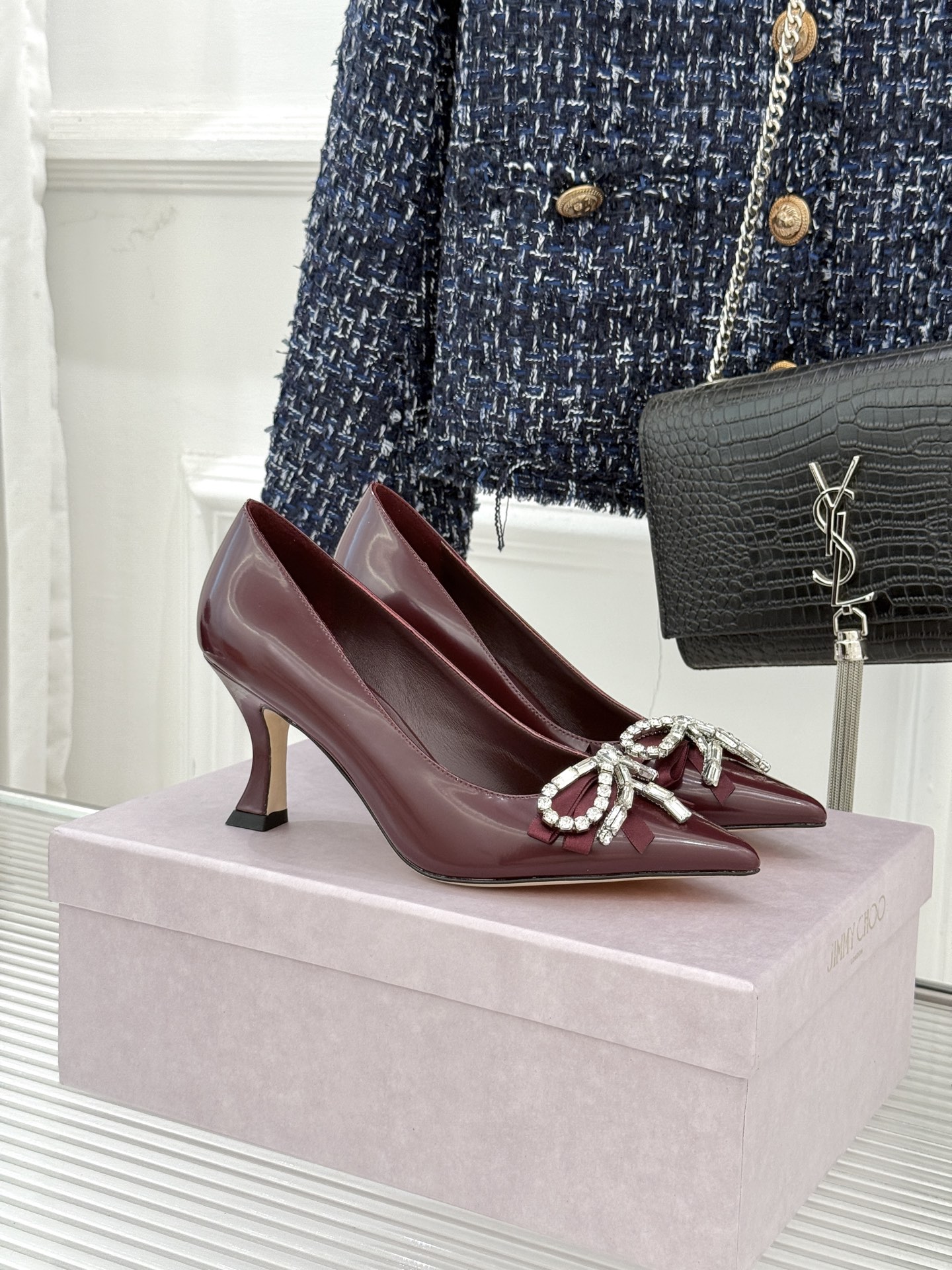 Jimmy Choo26WF早春新品尖头水钻蝴蝶结高跟鞋当复古优雅与摩登闪耀撞个满怀鞋头缀以手工镶嵌的捷