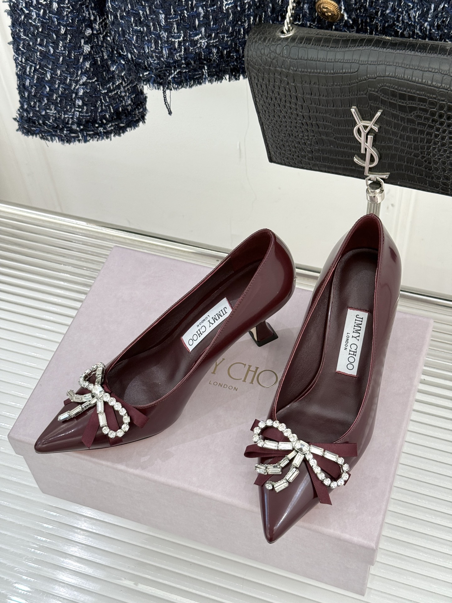 Jimmy Choo26WF早春新品尖头水钻蝴蝶结高跟鞋当复古优雅与摩登闪耀撞个满怀鞋头缀以手工镶嵌的捷