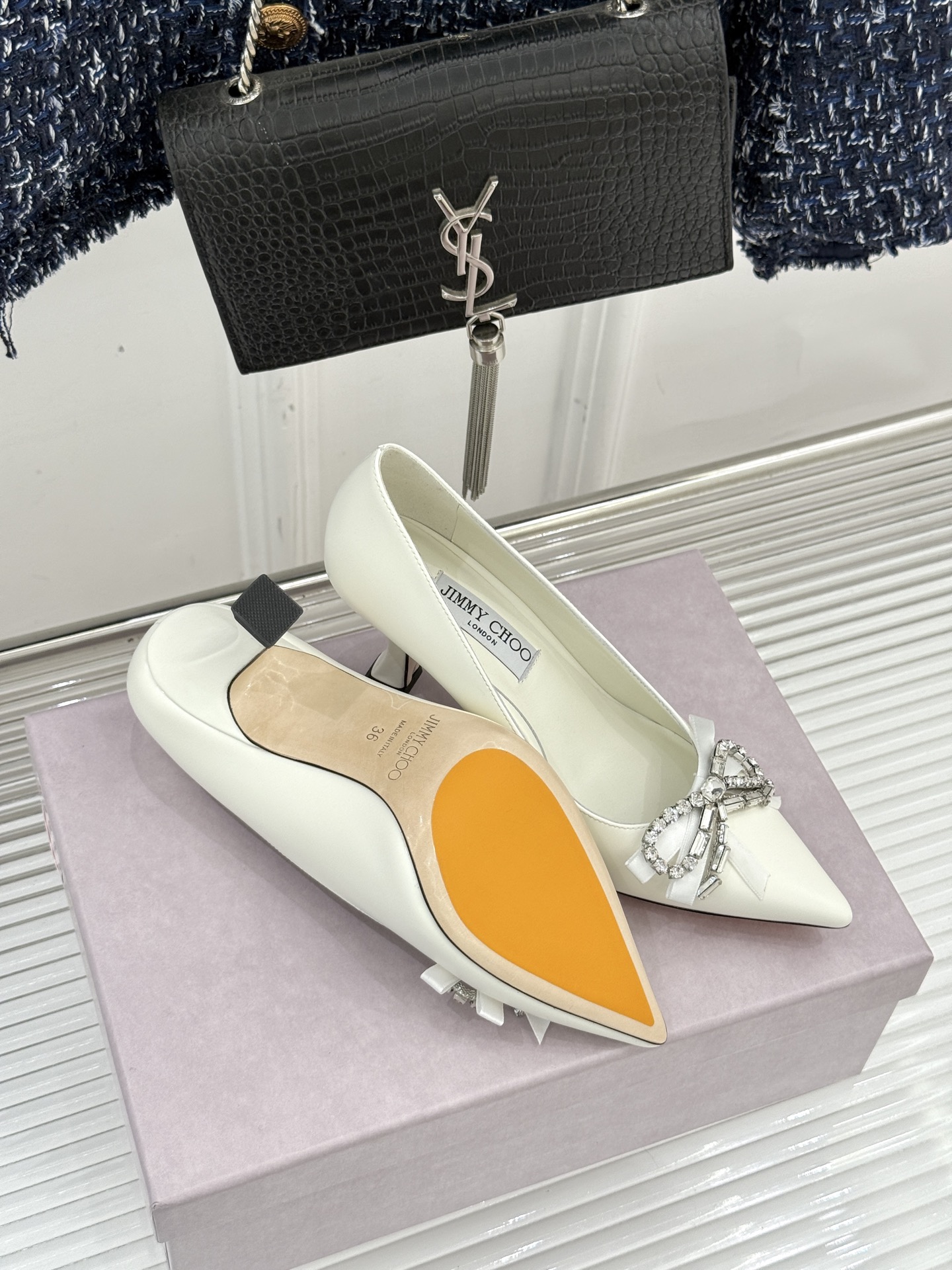 Jimmy Choo26WF早春新品尖头水钻蝴蝶结高跟鞋当复古优雅与摩登闪耀撞个满怀鞋头缀以手工镶嵌的捷