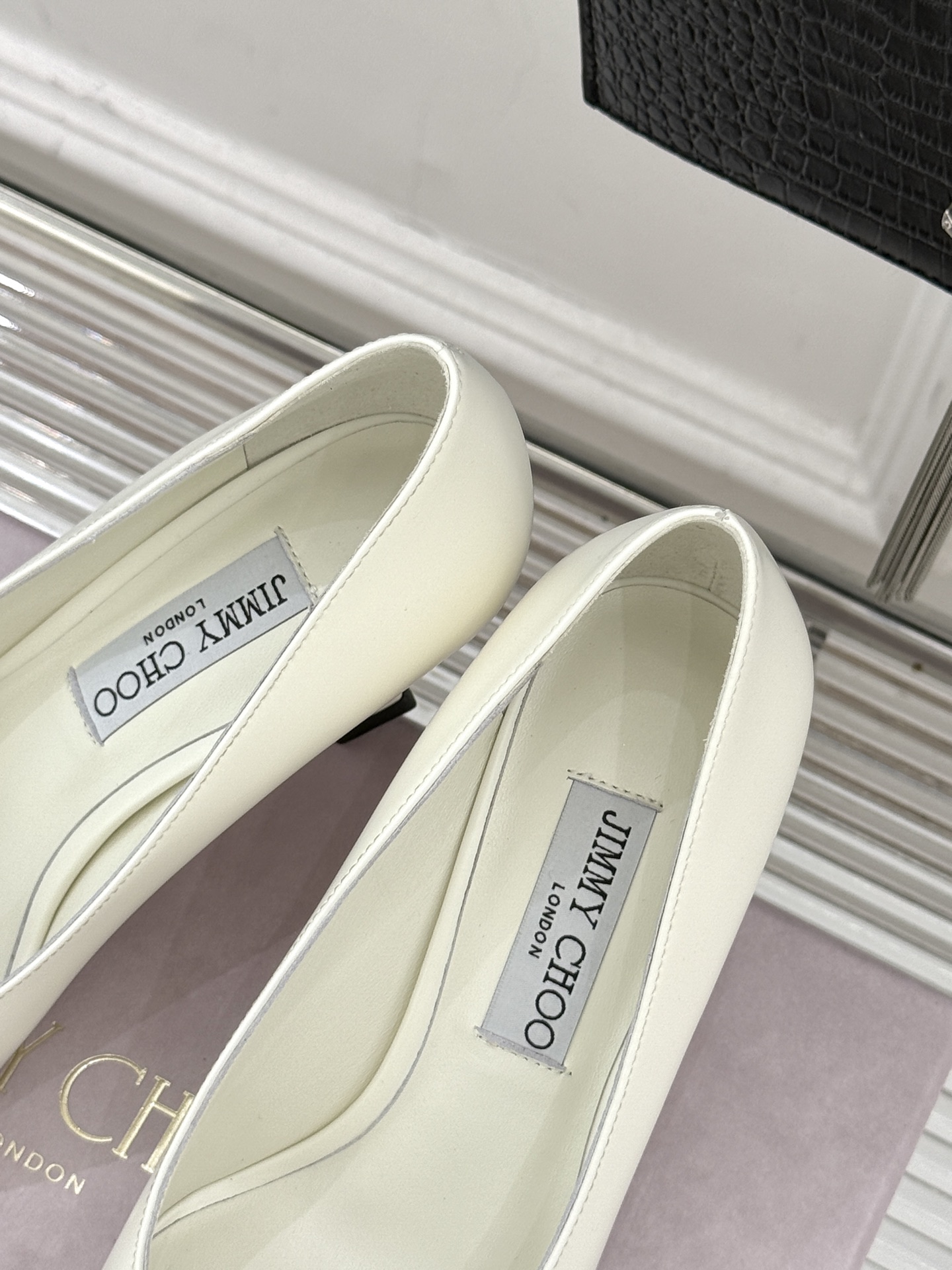 Jimmy Choo26WF早春新品尖头水钻蝴蝶结高跟鞋当复古优雅与摩登闪耀撞个满怀鞋头缀以手工镶嵌的捷