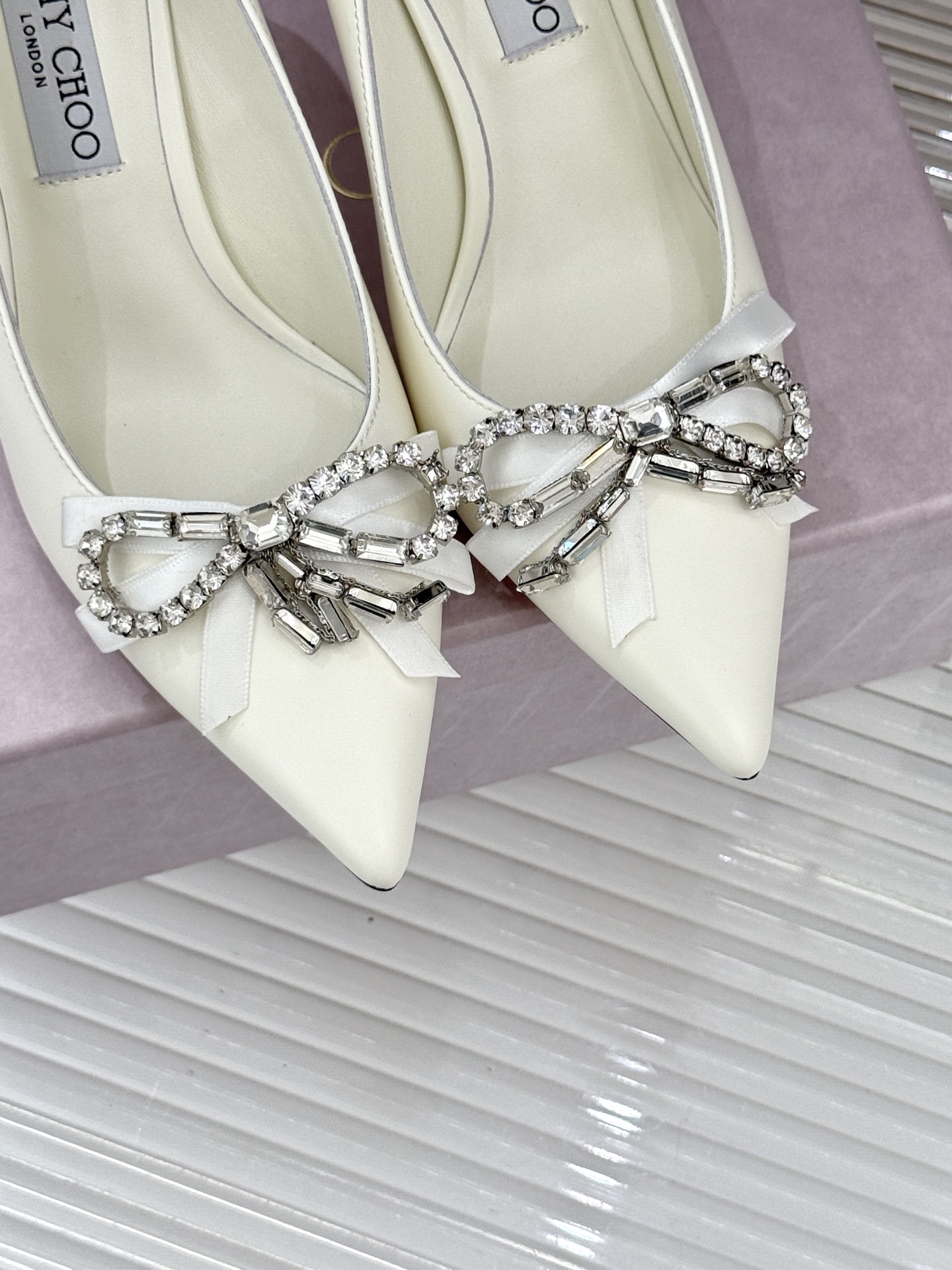 Jimmy Choo26WF早春新品尖头水钻蝴蝶结高跟鞋当复古优雅与摩登闪耀撞个满怀鞋头缀以手工镶嵌的捷