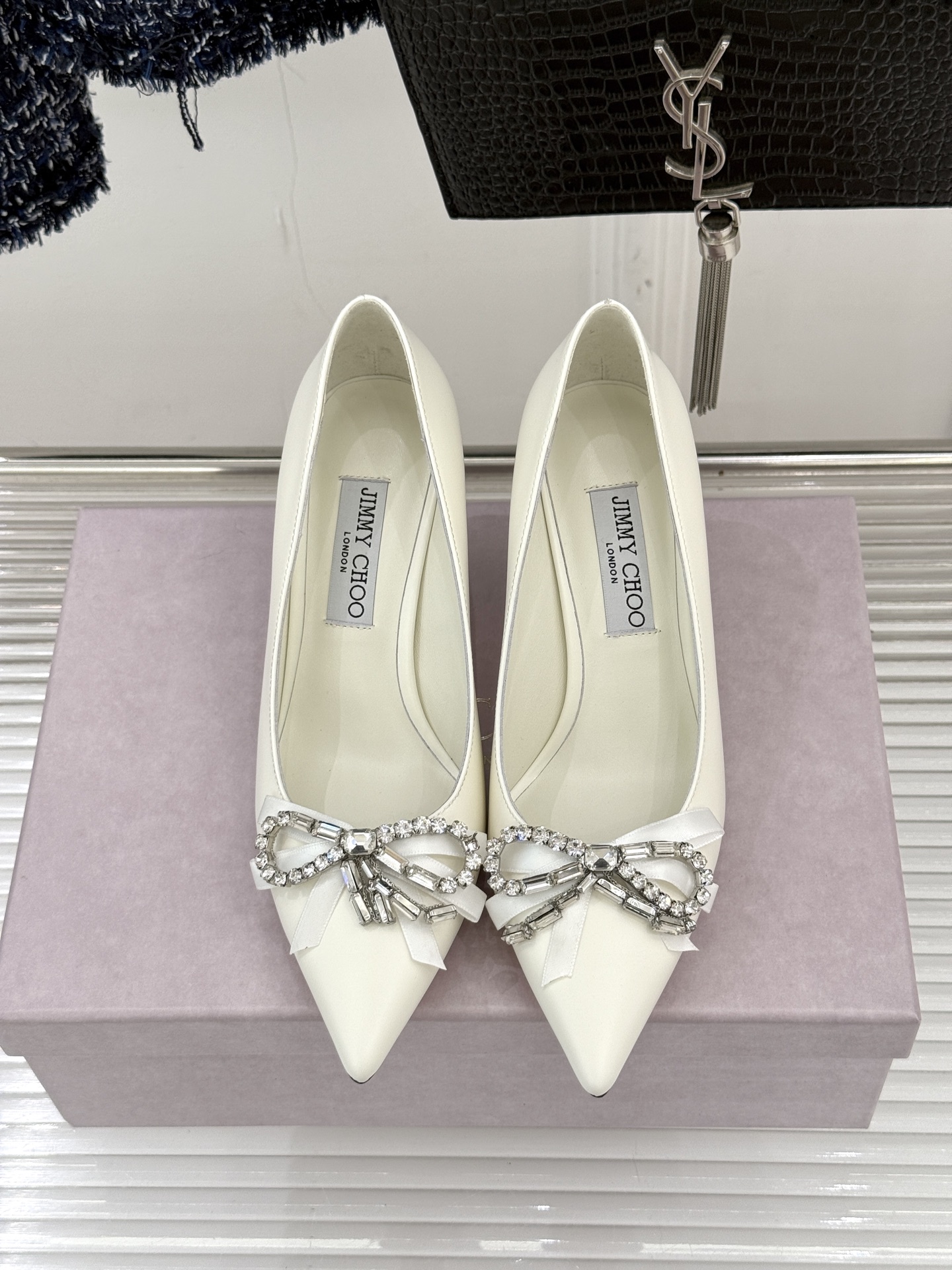 Jimmy Choo26WF早春新品尖头水钻蝴蝶结高跟鞋当复古优雅与摩登闪耀撞个满怀鞋头缀以手工镶嵌的捷