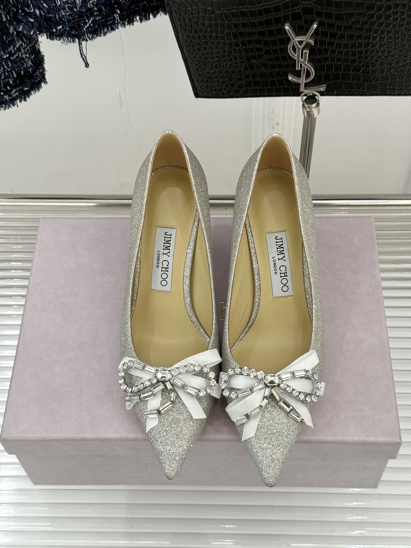 Jimmy Choo26WF早春新品尖头水钻蝴蝶结高跟鞋当复古优雅与摩登闪耀撞个满怀鞋头缀以手工镶嵌的捷
