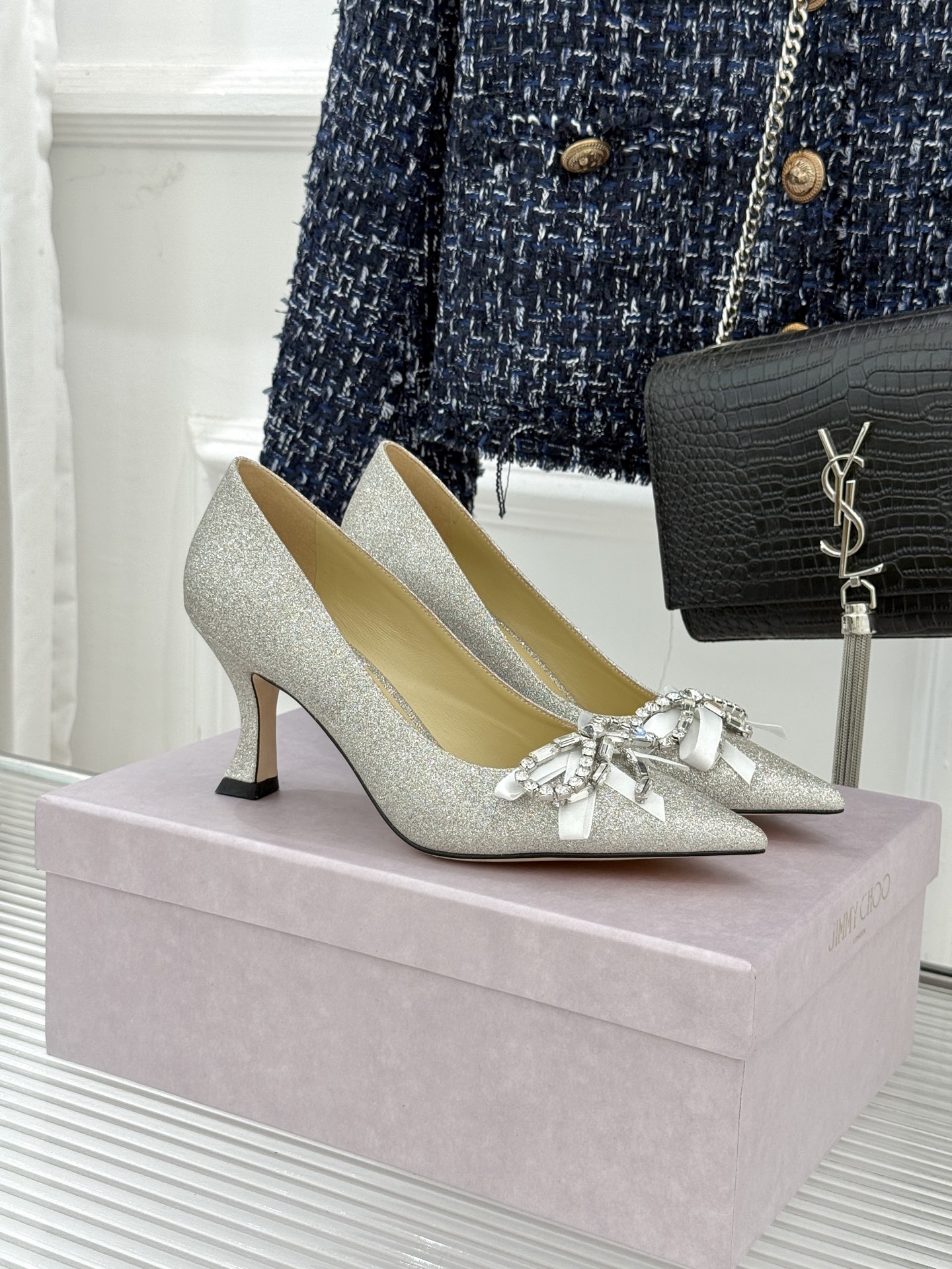 NO:668167,Jimmy Choo26WF new early spring pointed-toe rhinestone bow high-heeled shoes, where retro elegance and modern sparkle collide. The toe is decorated with hand-inlaid Czech rhinestone bows. The diamonds are firmly attached through high-temperature hot-pressing technology. They reflect the star-like brilliance between the flow of light and shadow. Eye-catching highlights of blingbling are everywhere in every gesture. Smart butterflies seem to inject romantic vitality into the shoes.  The calm block heel design combines stability and elegance. Whether paired with a French satin long skirt to create a gentle evening style, or paired with neat suit pants to create a strong heroine in the workplace, or paired with casual denim to release casual charm, it can be seamlessly integrated into multiple dressing scenarios. With its luxurious texture and smart design, this pair of shoes makes every step the focus, hiding the retro charm accumulated by time, and also highlighting the current modern attitude, interpreting the rich charm and ultimate sophistication of women.  The fabric is made of original customized leather, and the lining is made of sheepskin. Italian imported genuine leather outsole size35-39 (customized on 34/4/41), high-heeled shoes, jimmy choo, high heels, skirts, business suit, sheepskin, Leather soles19860909Jimmy Choo26WF早春新品尖头 水钻蝴蝶结高跟鞋 当复古优雅与摩登闪耀撞个满怀 鞋头缀以手工镶嵌的捷克水钻蝴蝶饰结 颗颗晶钻经高温热压工艺牢牢贴合 在光影流转间折射出星河般的璀璨光泽 举手投足间皆是blingbling的吸睛亮点 灵动蝴蝶仿佛为鞋履注入浪漫生机 沉稳粗跟设计兼顾稳当脚感与优雅增高 无论是搭配法式缎面长裙演绎温柔晚宴风 还是衔接利落西装裤打造职场大女主气场 亦或是适配休闲牛仔释放随性魅力, 都能无缝融入多元穿搭场景. 这双鞋以奢华质感与灵动设计 让每一次迈步都成为焦点 藏起时光沉淀的复古韵味 亦彰显当下的摩登态度 诠释属于女性的丰蕴魅力与极致精致. 面料采用原版定制皮料 内里踮脚均为羊皮 意大利进口真皮大底 size35-39（34/4/41定制）,高跟鞋单鞋,jimmy choo,high heels,skirts,business suit,sheepskin,Leather soles,Women's Shoes