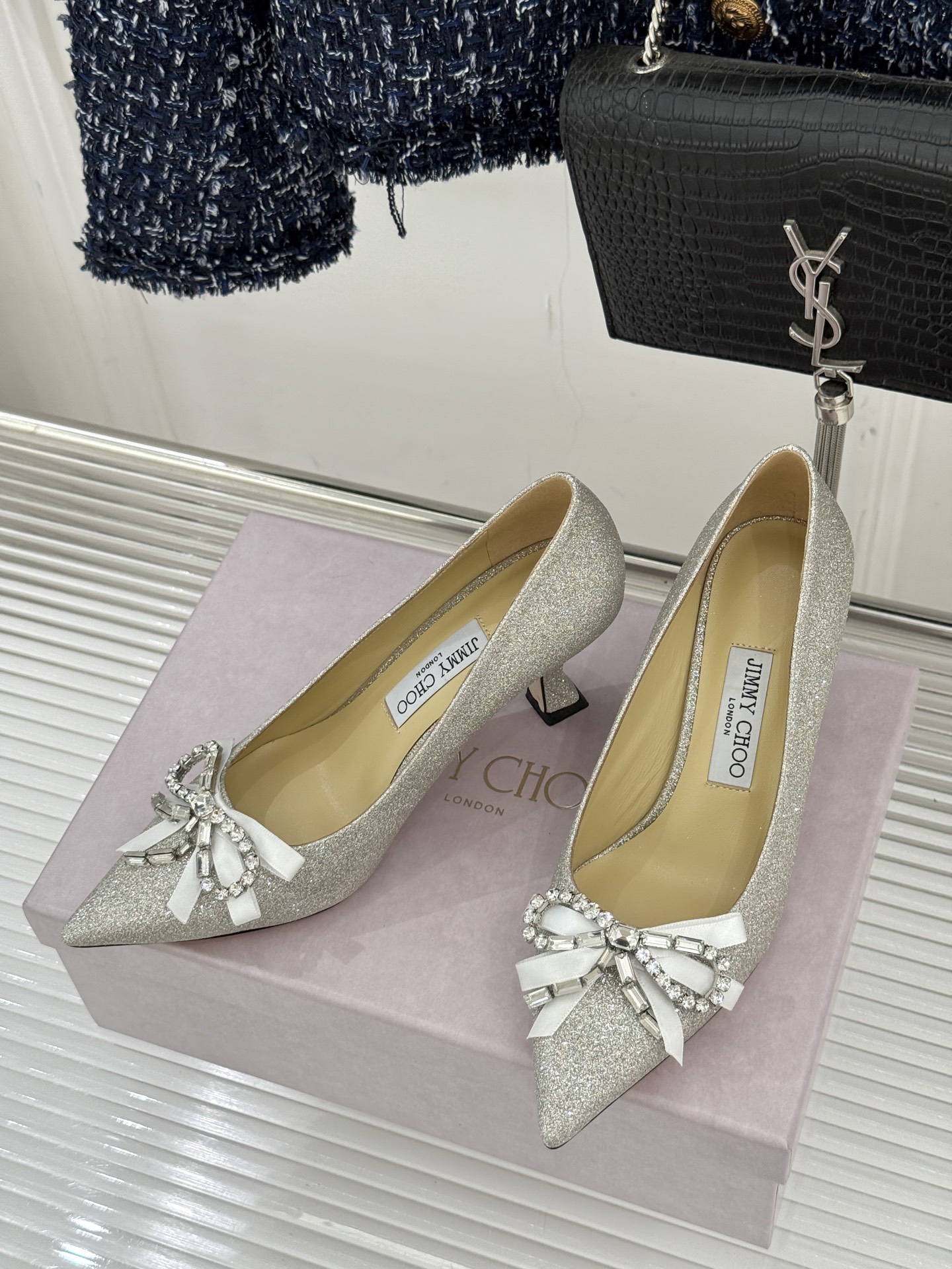 Jimmy Choo26WF早春新品尖头水钻蝴蝶结高跟鞋当复古优雅与摩登闪耀撞个满怀鞋头缀以手工镶嵌的捷
