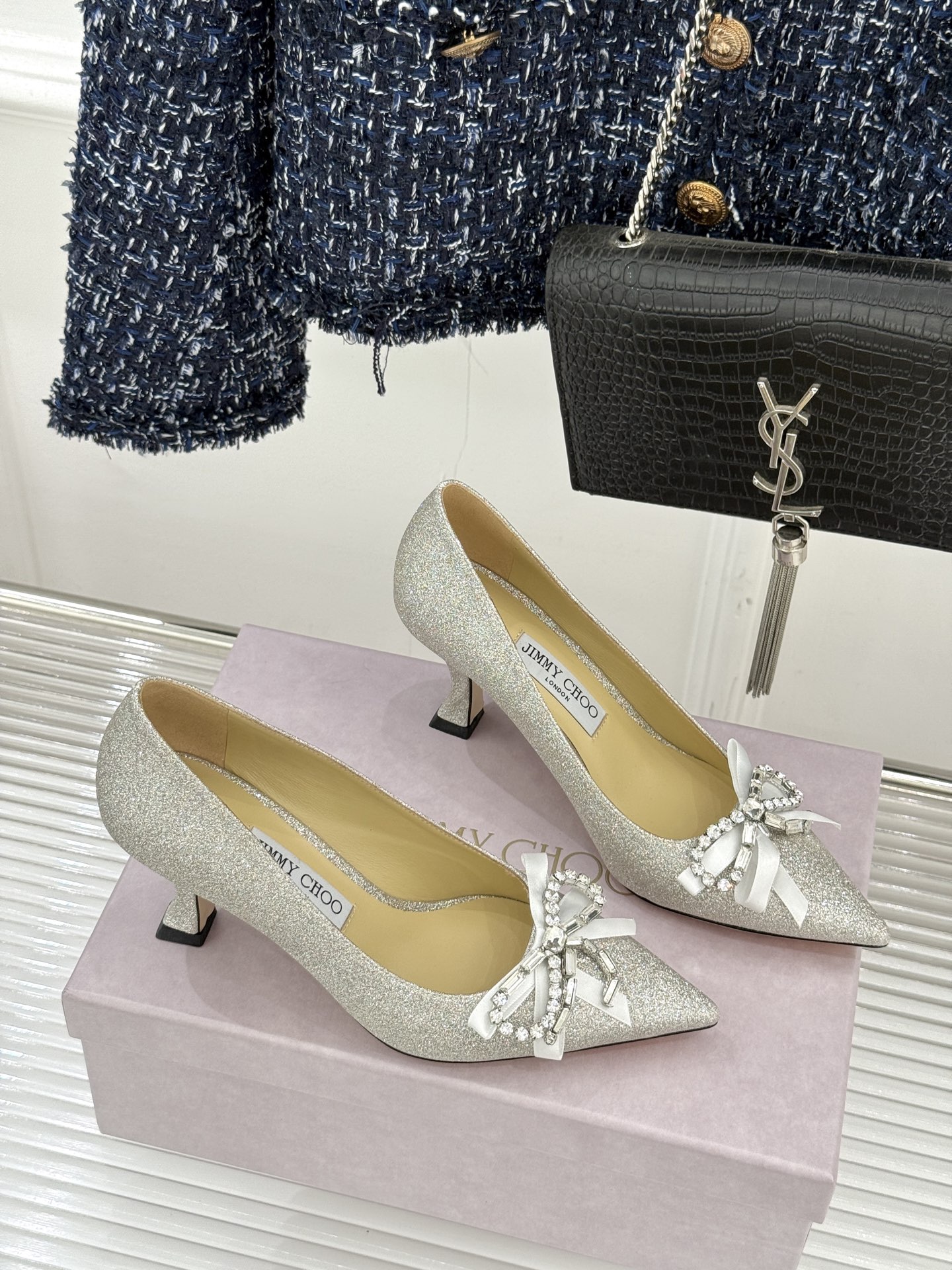 Jimmy Choo26WF早春新品尖头水钻蝴蝶结高跟鞋当复古优雅与摩登闪耀撞个满怀鞋头缀以手工镶嵌的捷