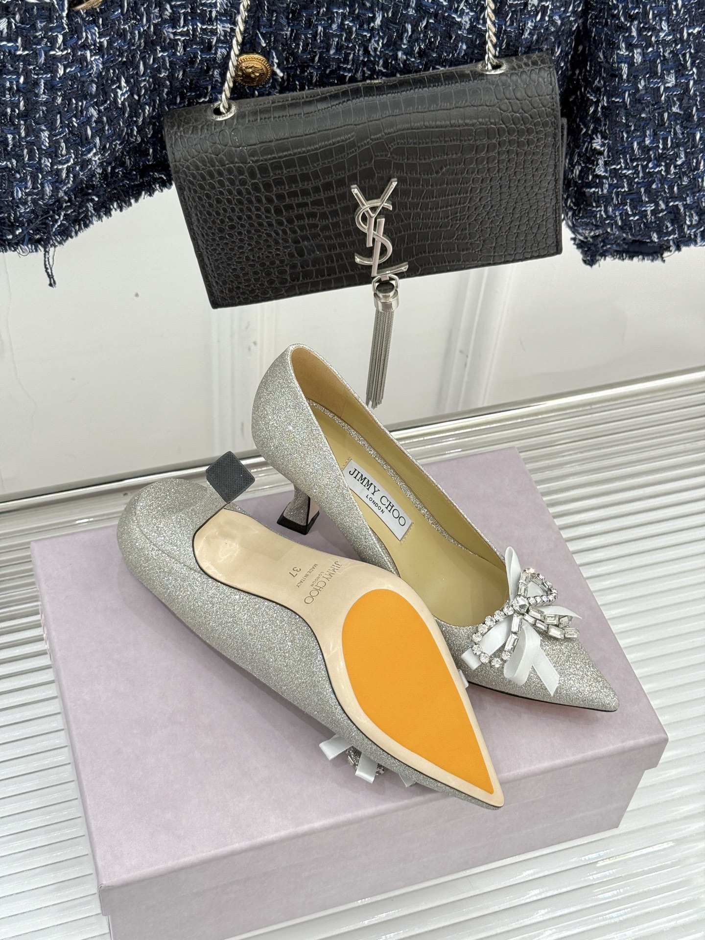 Jimmy Choo26WF早春新品尖头水钻蝴蝶结高跟鞋当复古优雅与摩登闪耀撞个满怀鞋头缀以手工镶嵌的捷