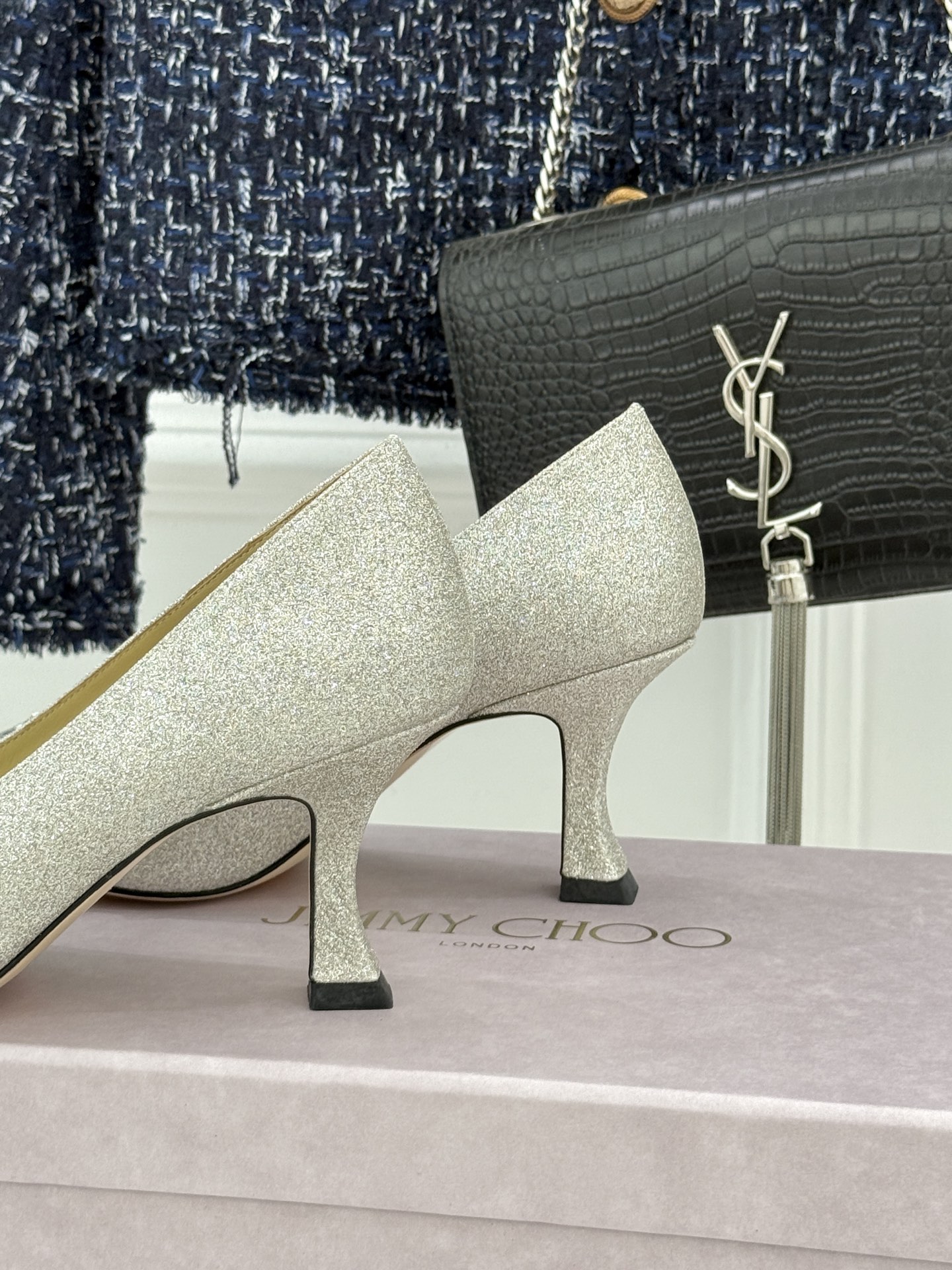 Jimmy Choo26WF早春新品尖头水钻蝴蝶结高跟鞋当复古优雅与摩登闪耀撞个满怀鞋头缀以手工镶嵌的捷