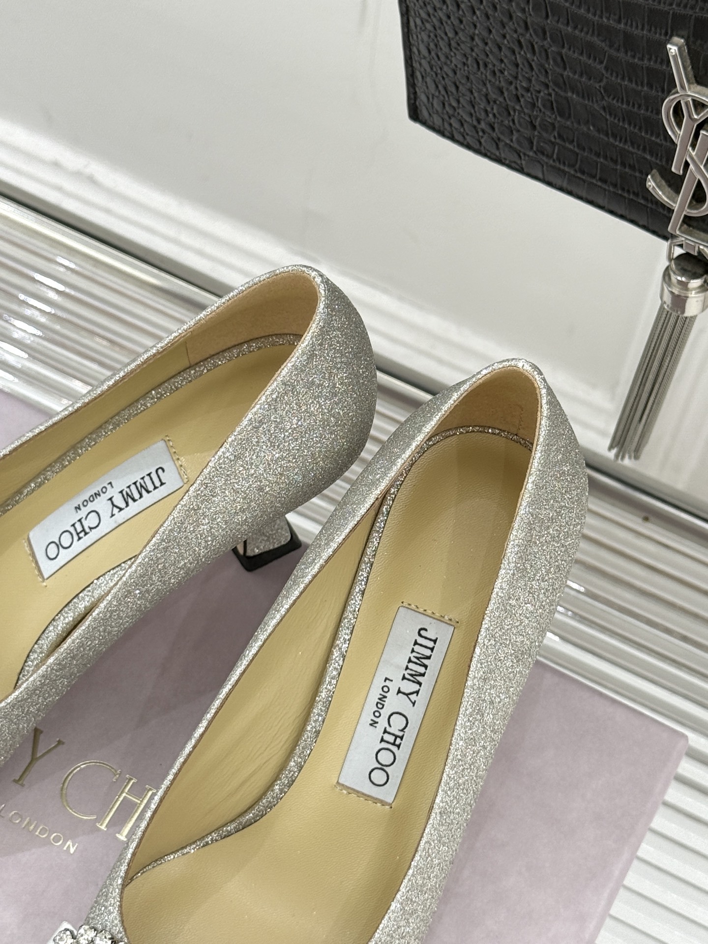 Jimmy Choo26WF早春新品尖头水钻蝴蝶结高跟鞋当复古优雅与摩登闪耀撞个满怀鞋头缀以手工镶嵌的捷