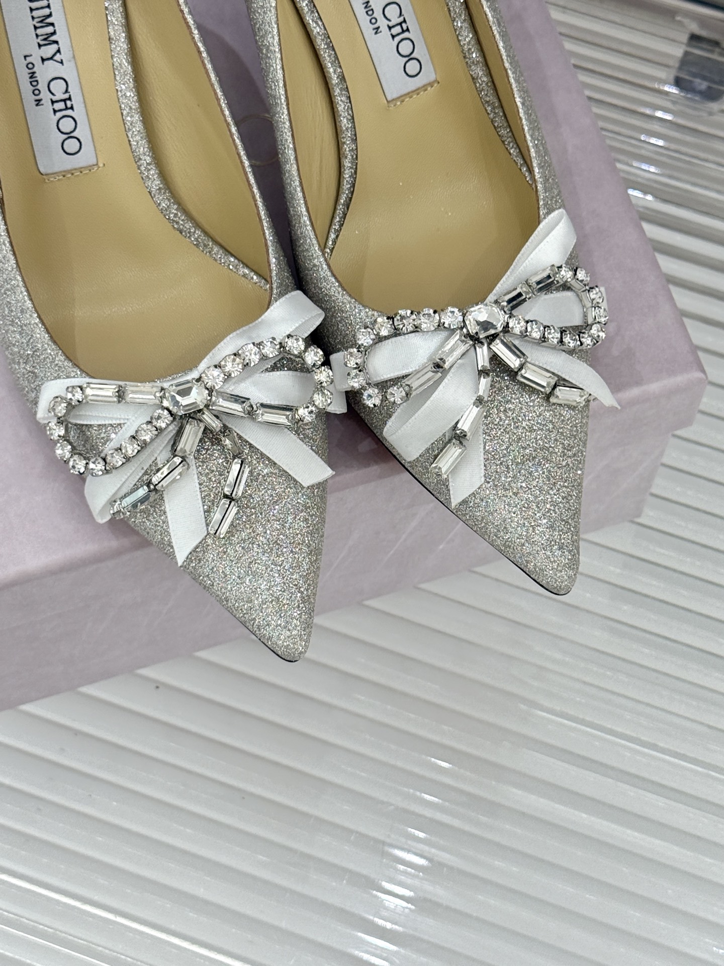 Jimmy Choo26WF早春新品尖头水钻蝴蝶结高跟鞋当复古优雅与摩登闪耀撞个满怀鞋头缀以手工镶嵌的捷