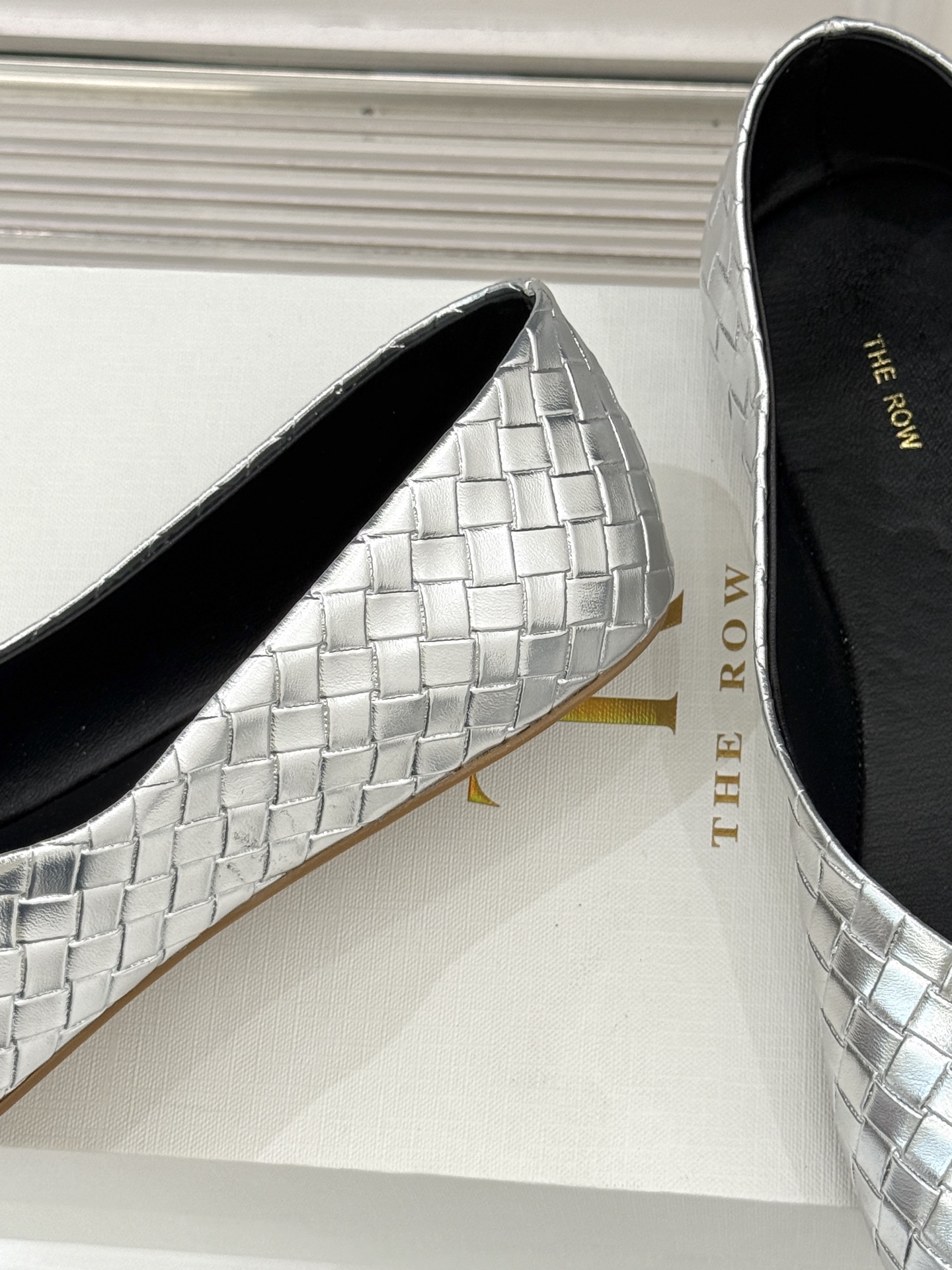 The Row 25WF新品编织平底单鞋当喧嚣退去 真正的奢华藏于材质与结构的无声对话中这双便是对这一理