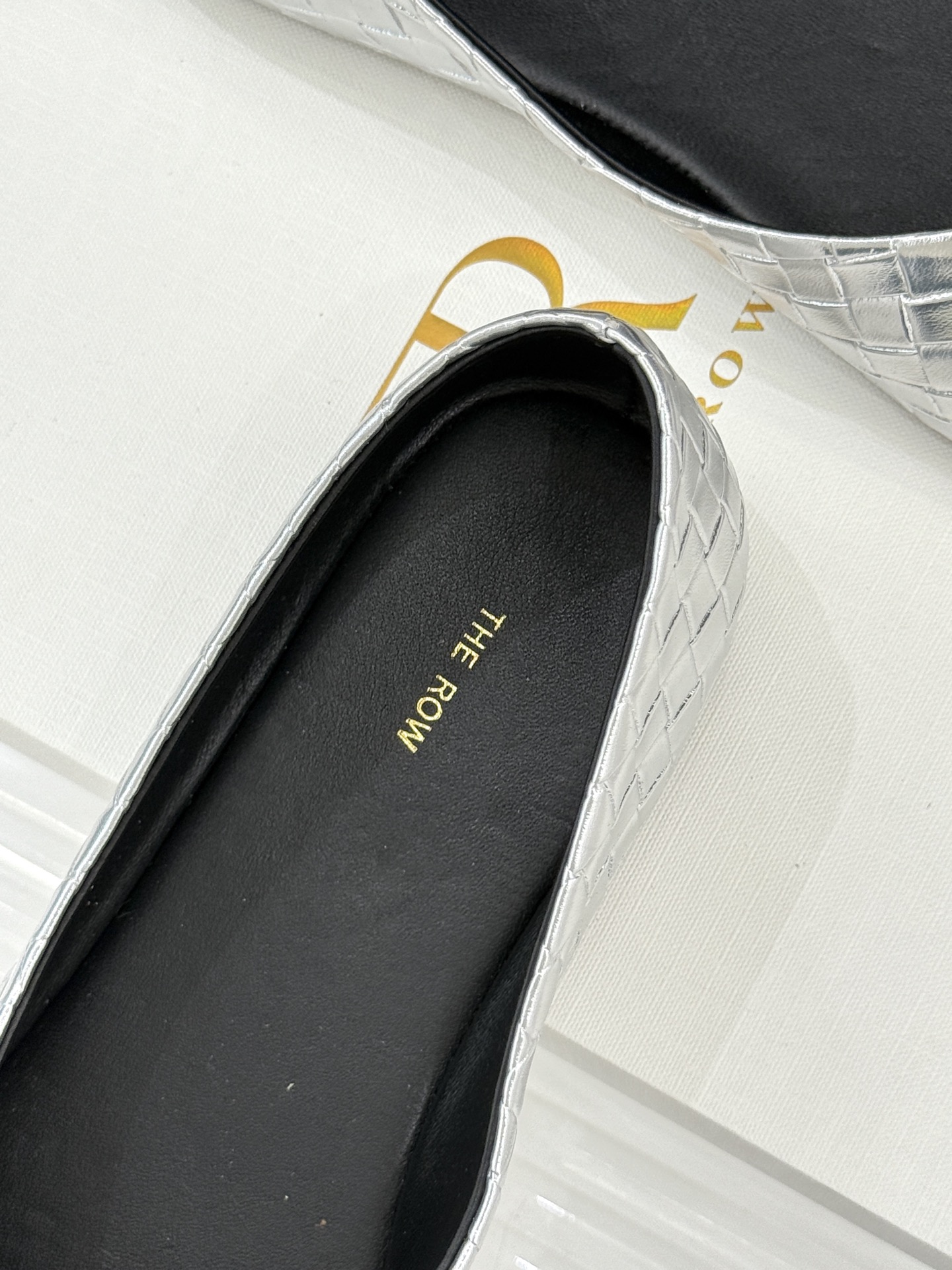 The Row 25WF新品编织平底单鞋当喧嚣退去 真正的奢华藏于材质与结构的无声对话中这双便是对这一理