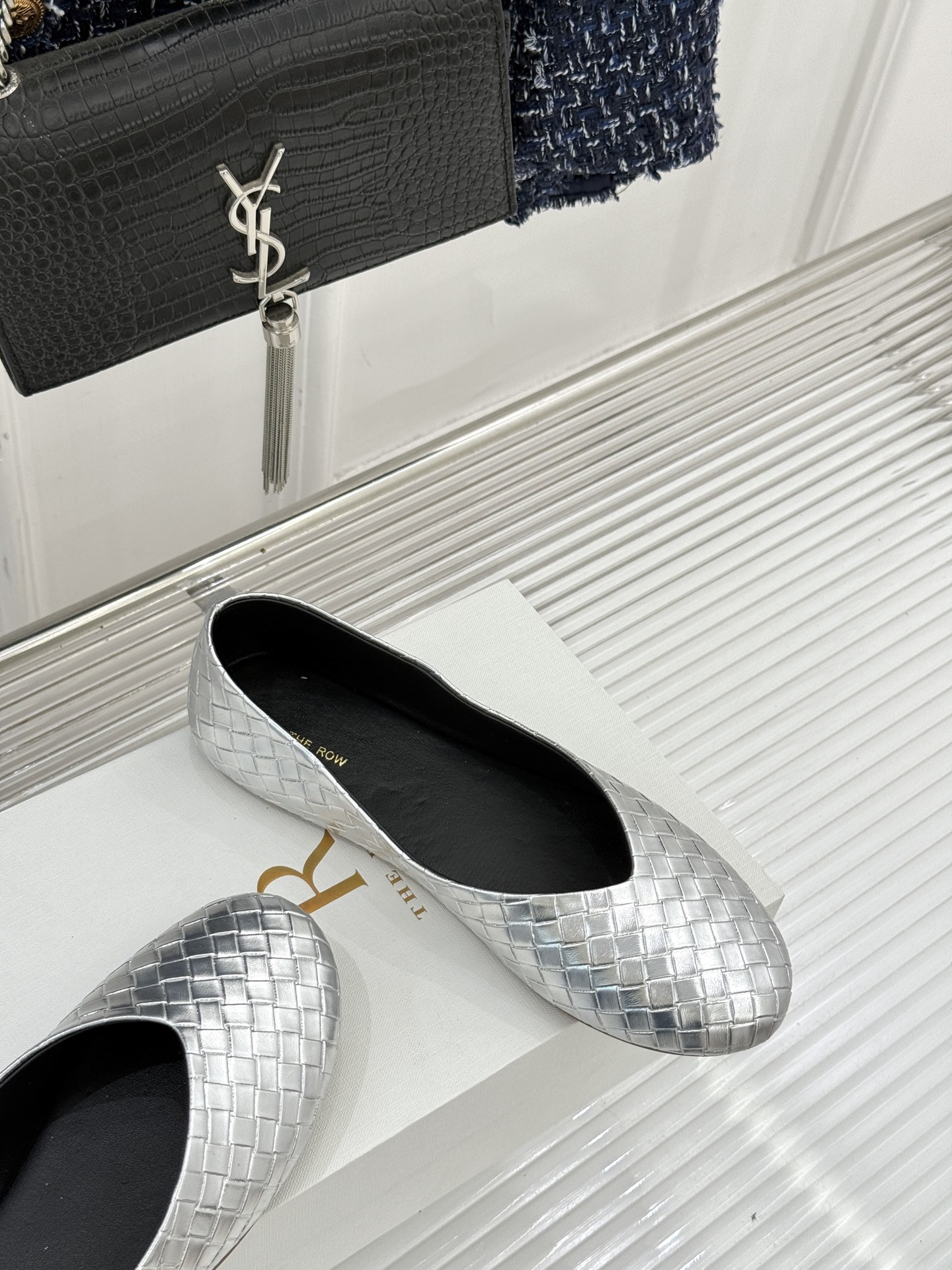 The Row 25WF新品编织平底单鞋当喧嚣退去 真正的奢华藏于材质与结构的无声对话中这双便是对这一理