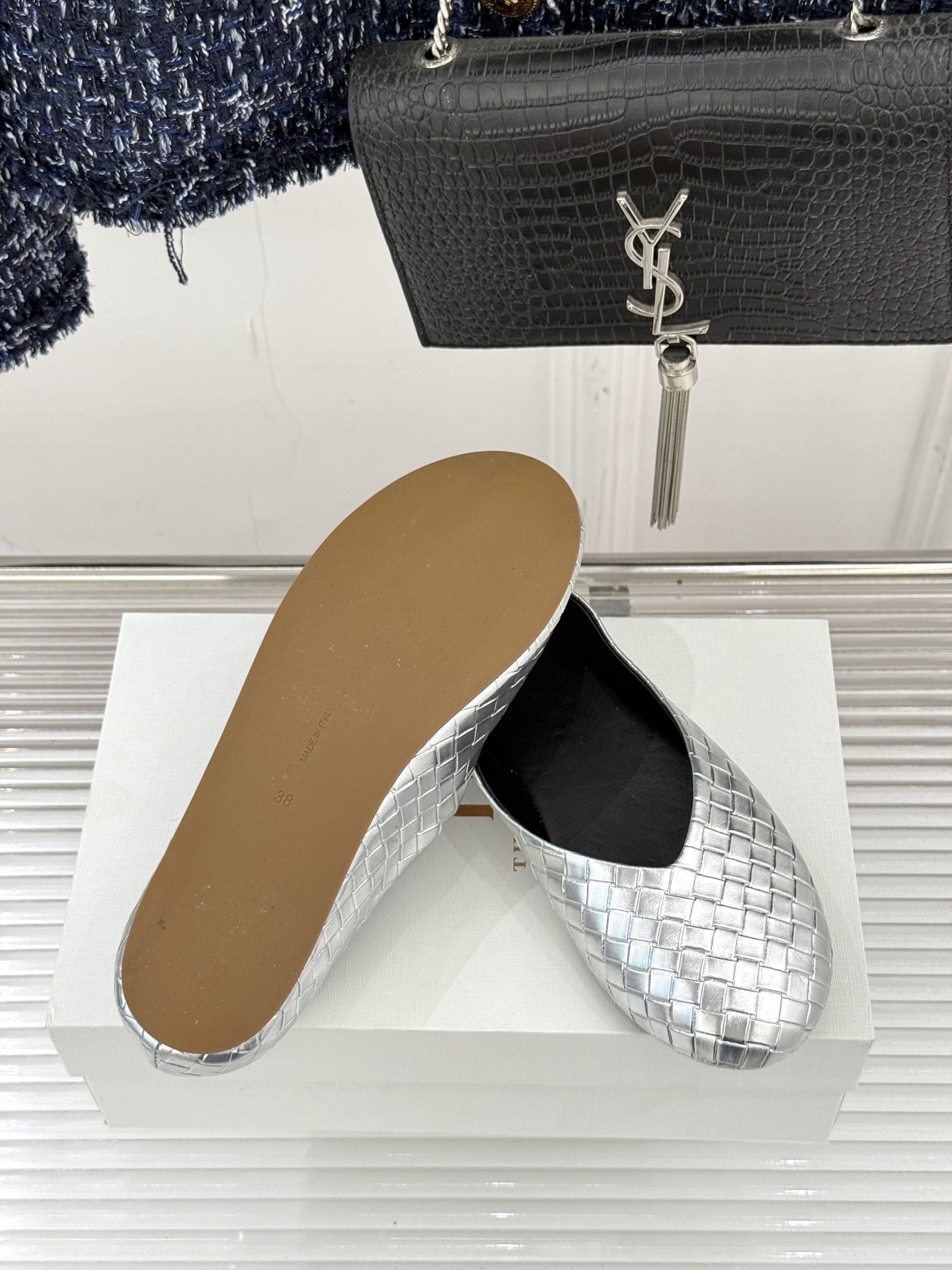 The Row 25WF新品编织平底单鞋当喧嚣退去 真正的奢华藏于材质与结构的无声对话中这双便是对这一理