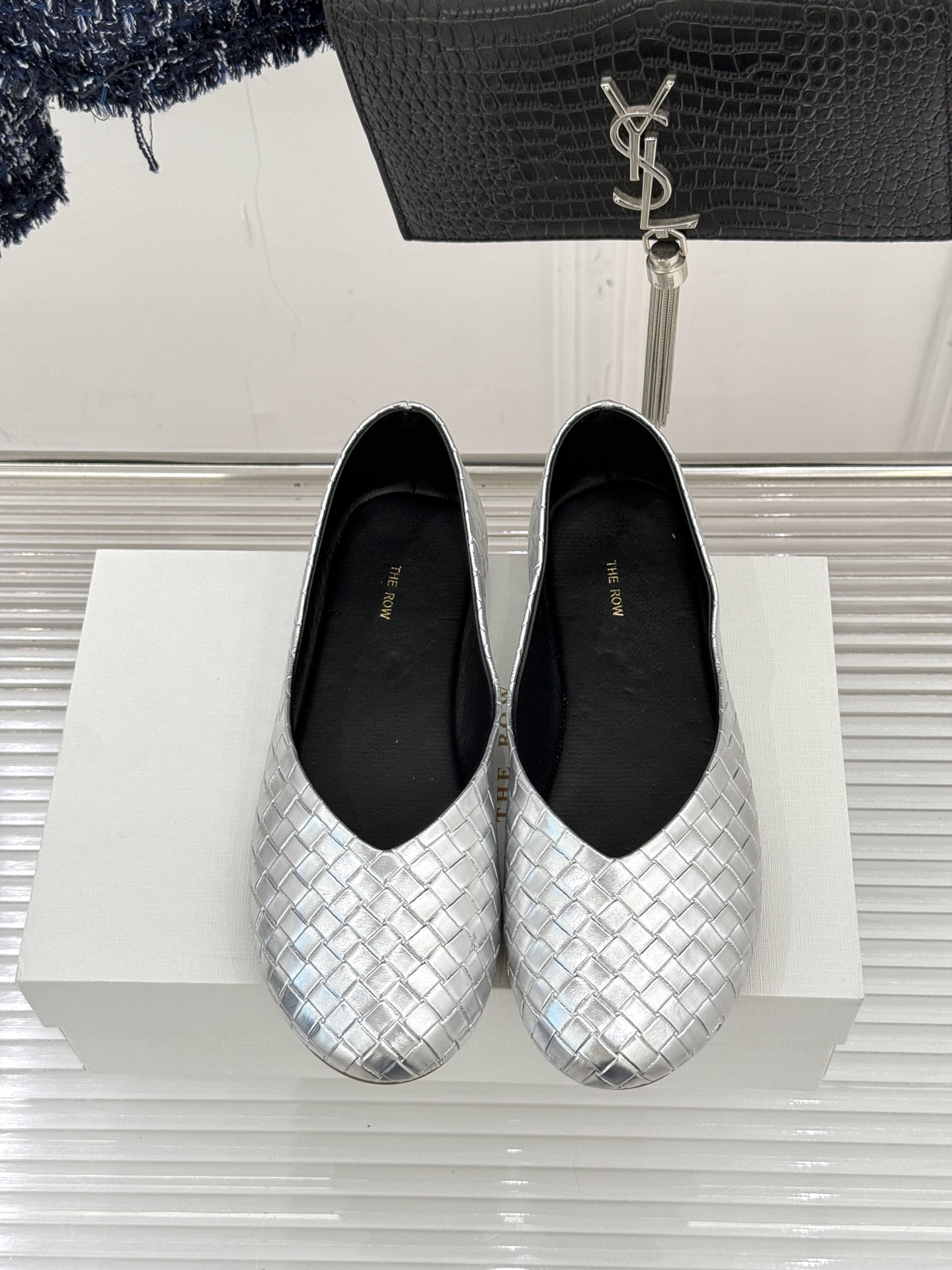 The Row 25WF新品编织平底单鞋当喧嚣退去 真正的奢华藏于材质与结构的无声对话中这双便是对这一理