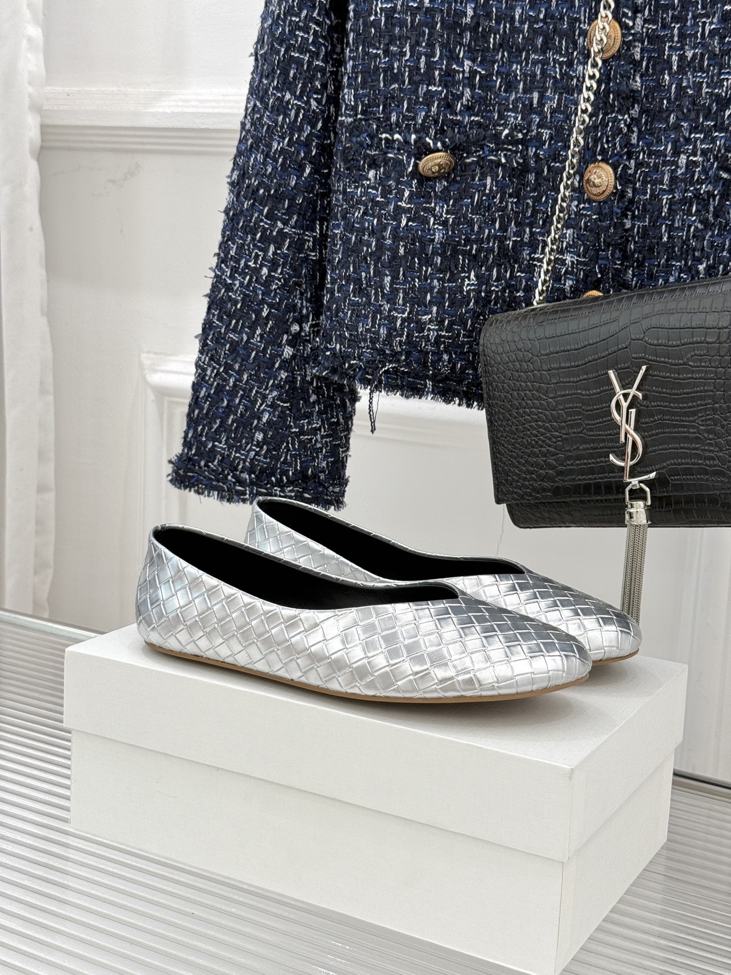 The Row 25WF新品编织平底单鞋当喧嚣退去 真正的奢华藏于材质与结构的无声对话中这双便是对这一理