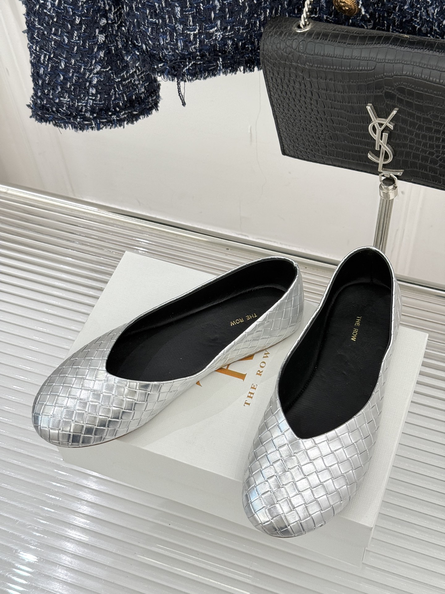 The Row 25WF新品编织平底单鞋当喧嚣退去 真正的奢华藏于材质与结构的无声对话中这双便是对这一理