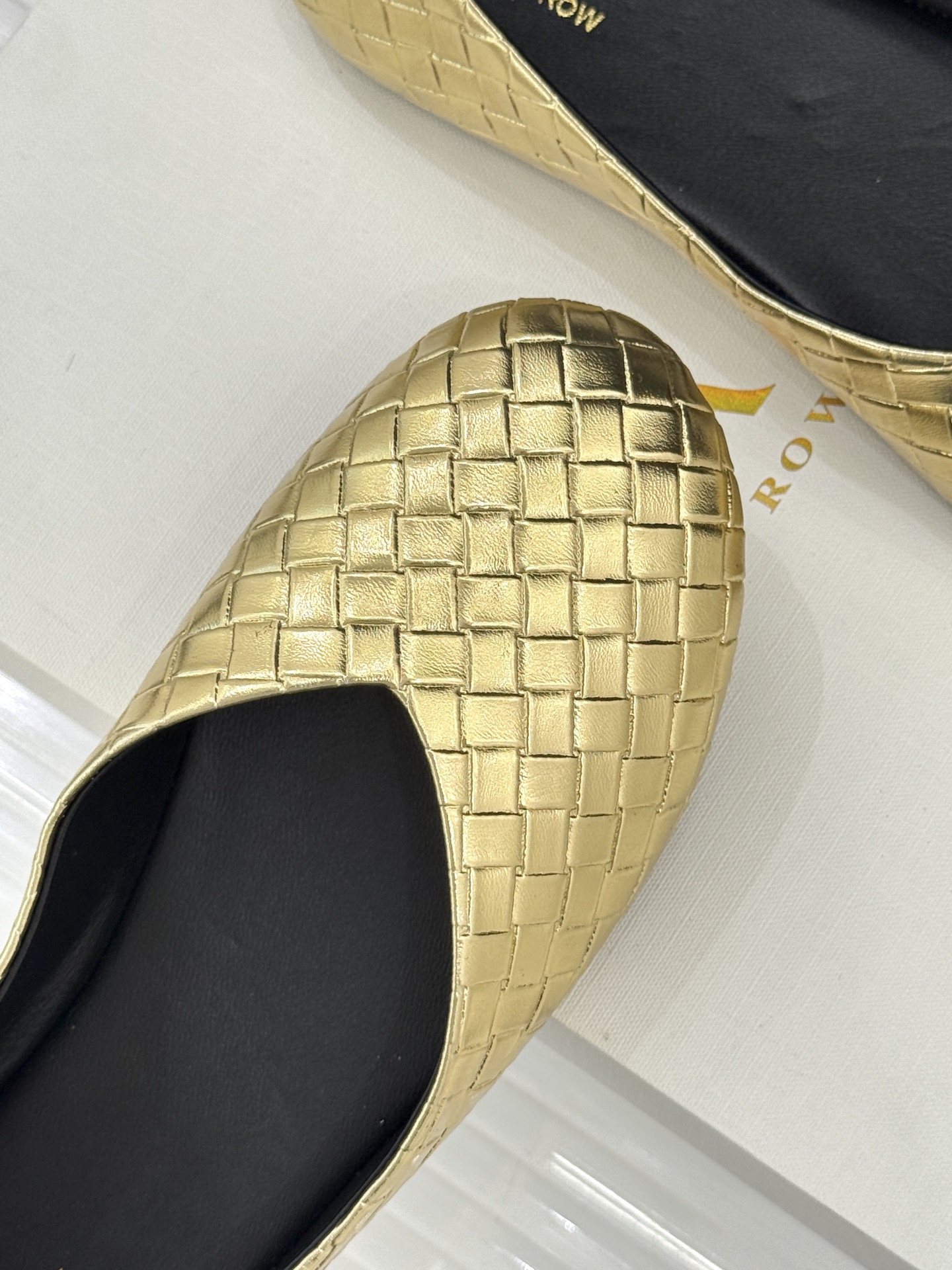 The Row 25WF新品编织平底单鞋当喧嚣退去 真正的奢华藏于材质与结构的无声对话中这双便是对这一理