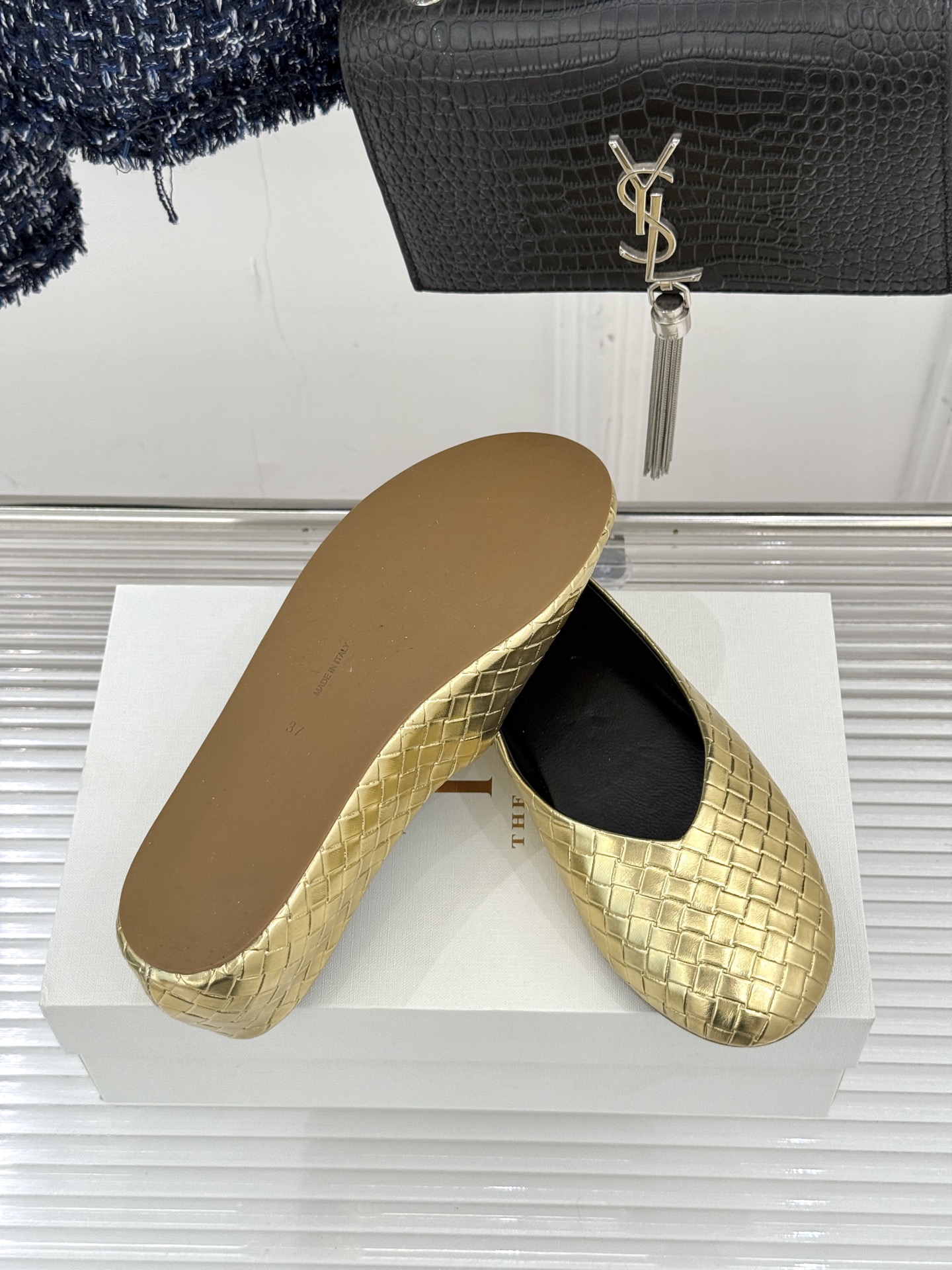 The Row 25WF新品编织平底单鞋当喧嚣退去 真正的奢华藏于材质与结构的无声对话中这双便是对这一理