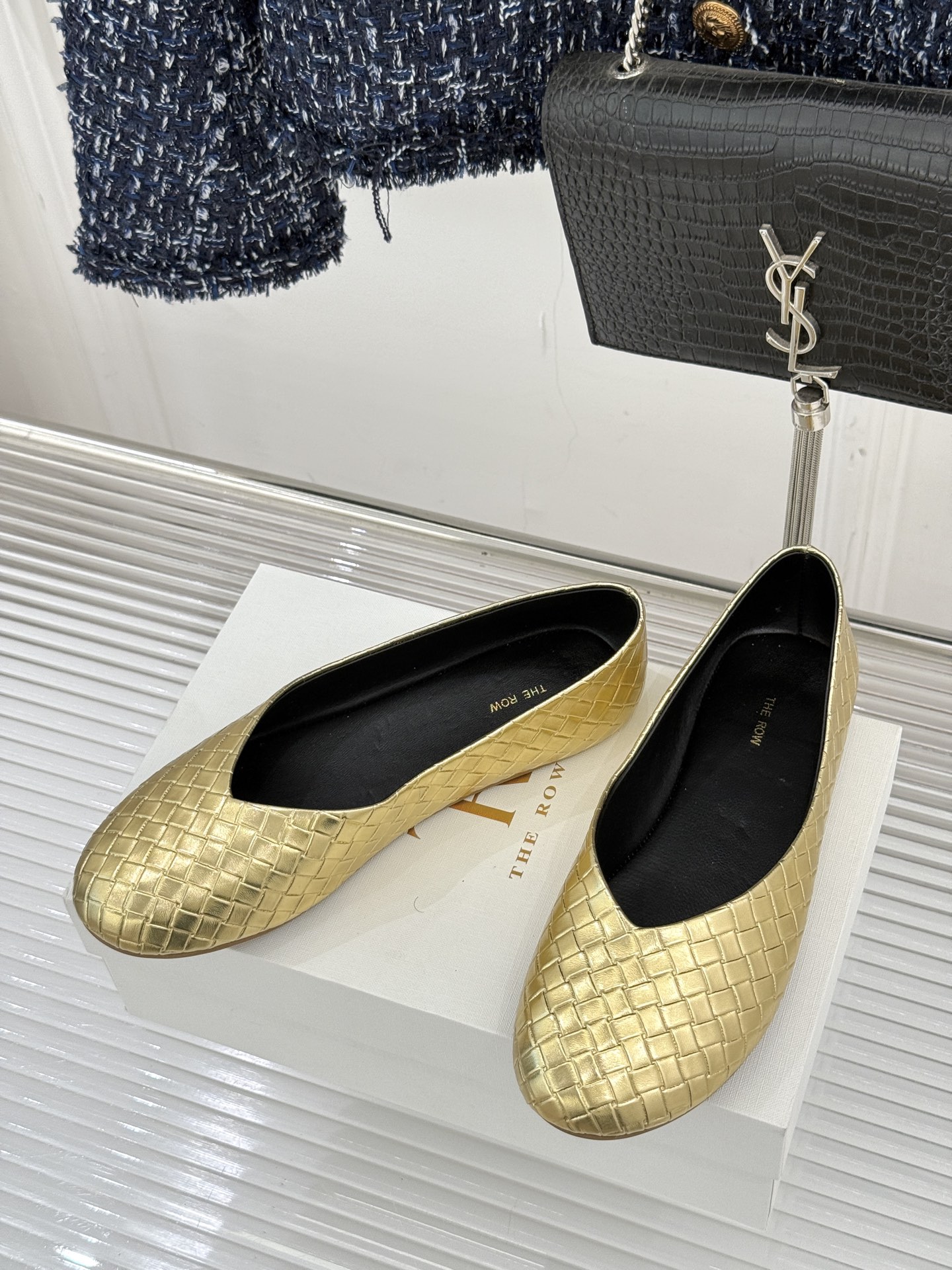 The Row 25WF新品编织平底单鞋当喧嚣退去 真正的奢华藏于材质与结构的无声对话中这双便是对这一理