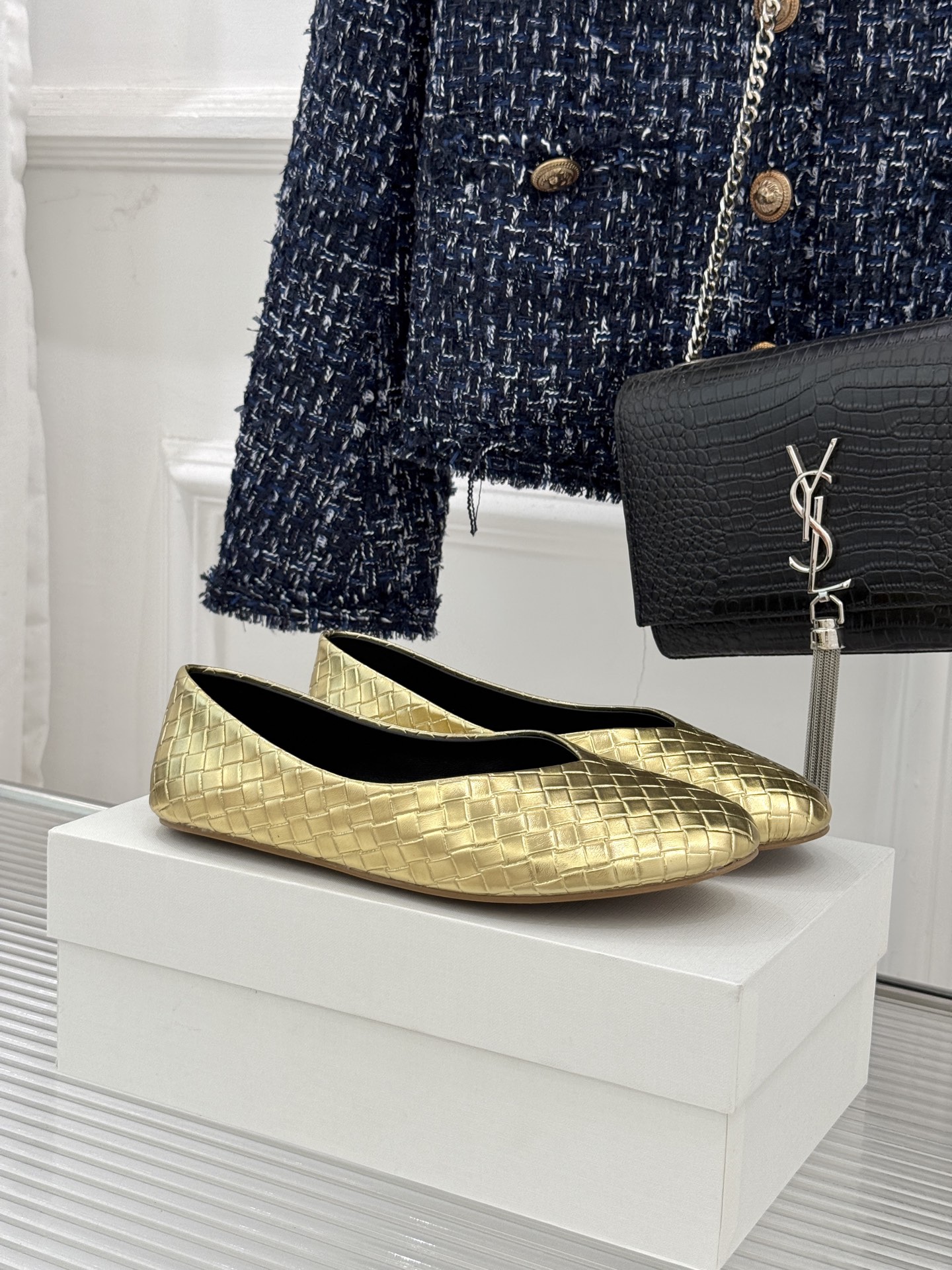 The Row 25WF新品编织平底单鞋当喧嚣退去 真正的奢华藏于材质与结构的无声对话中这双便是对这一理