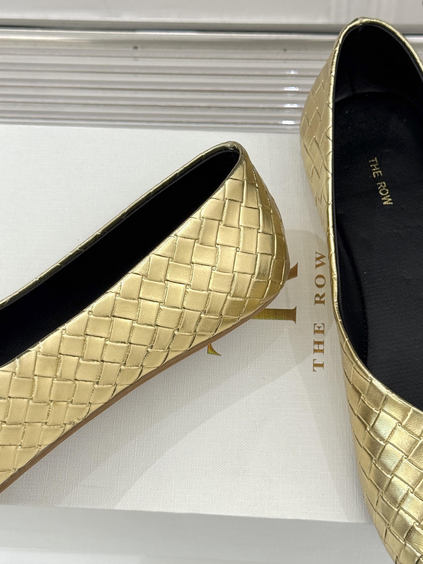 The Row 25WF新品编织平底单鞋当喧嚣退去 真正的奢华藏于材质与结构的无声对话中这双便是对这一理