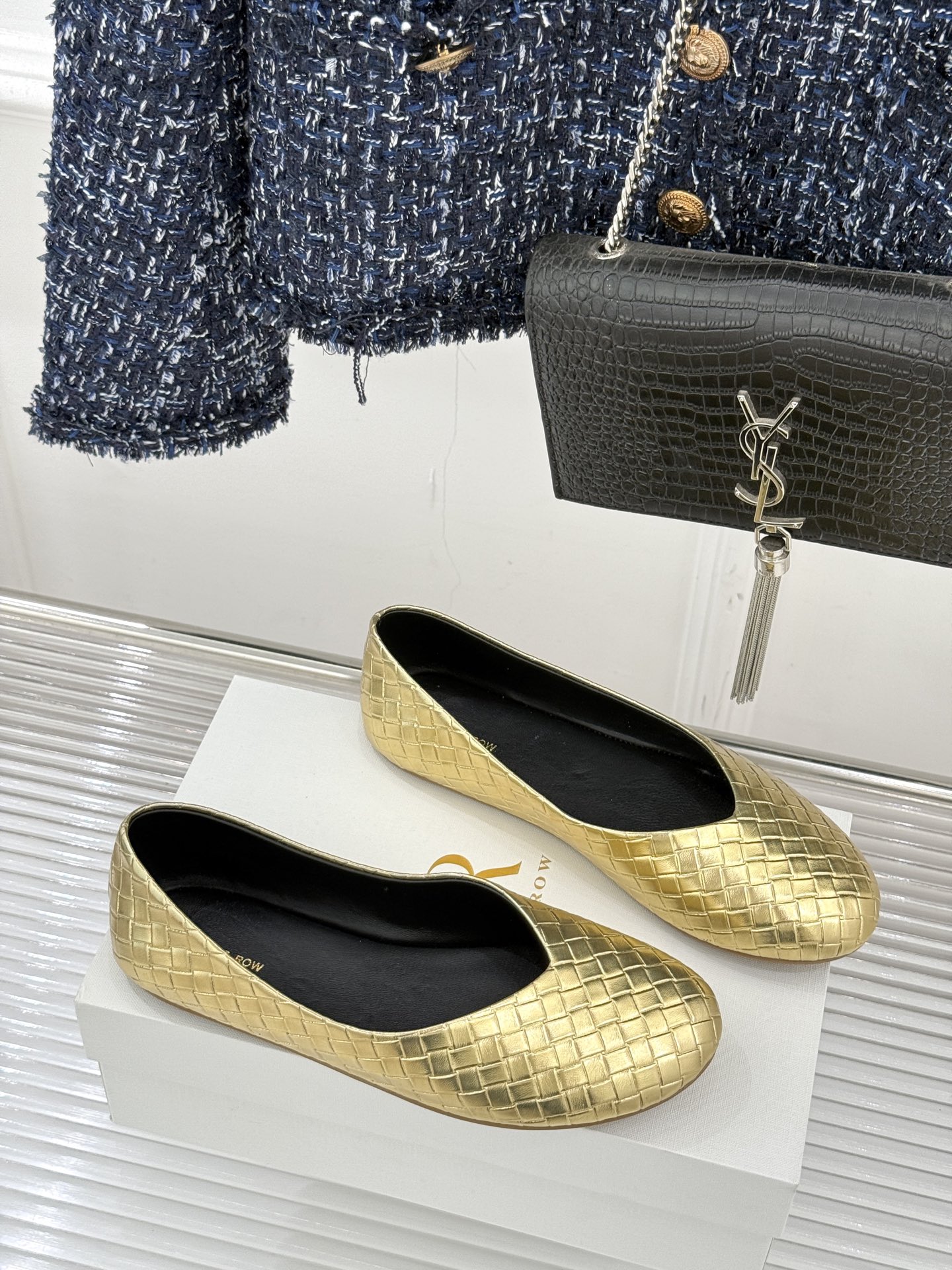 The Row 25WF新品编织平底单鞋当喧嚣退去 真正的奢华藏于材质与结构的无声对话中这双便是对这一理