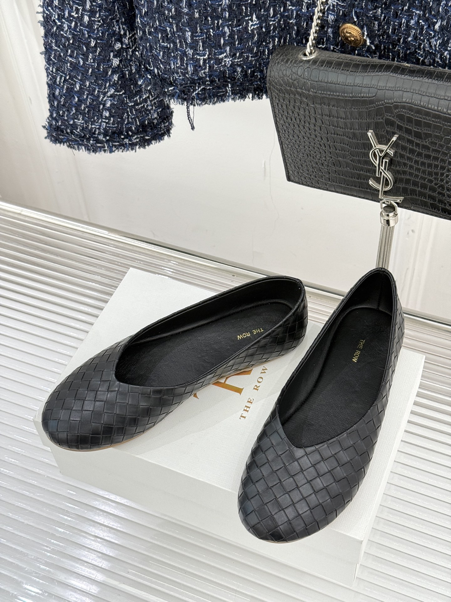 The Row 25WF新品编织平底单鞋当喧嚣退去 真正的奢华藏于材质与结构的无声对话中这双便是对这一理