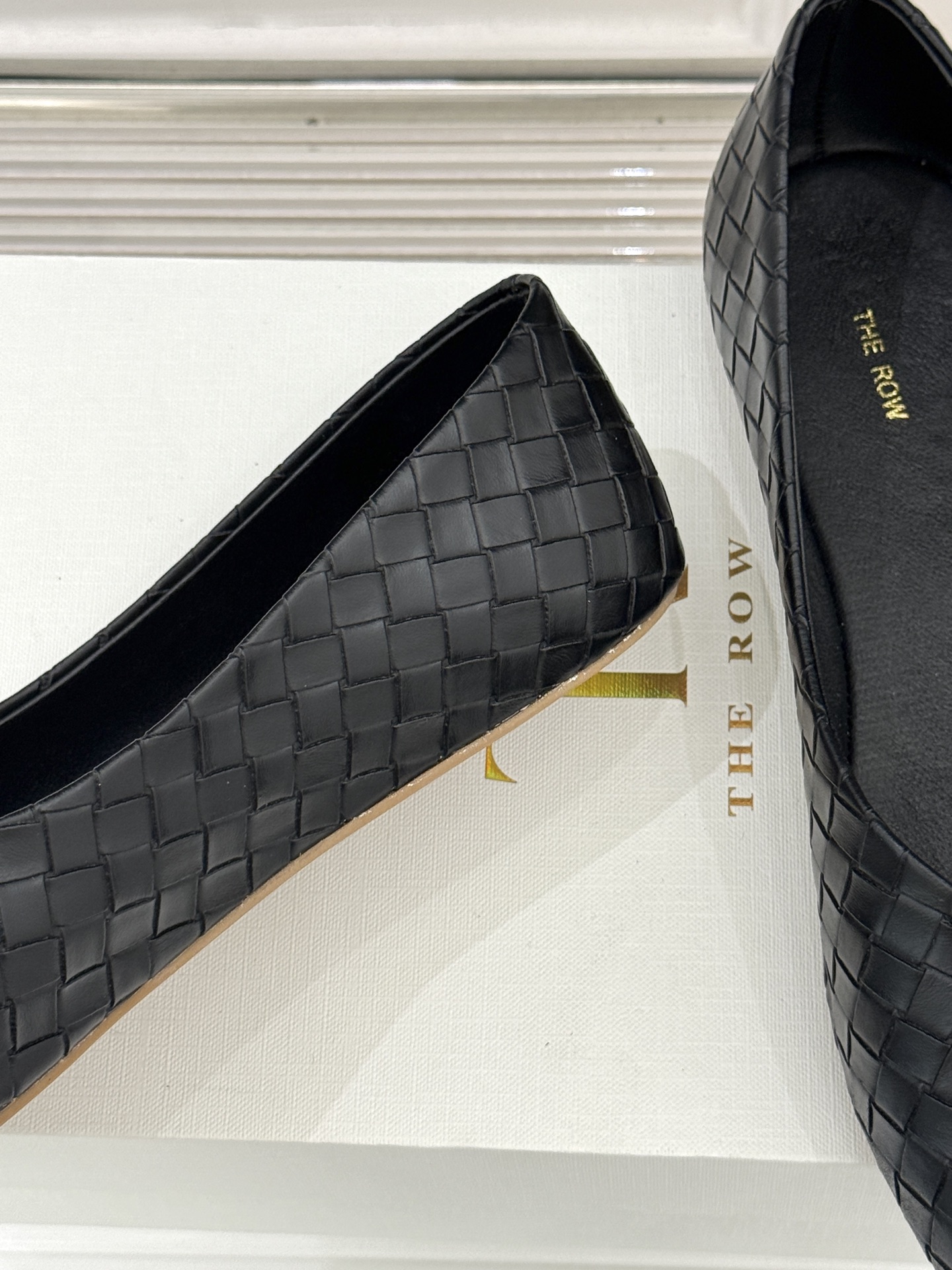 The Row 25WF新品编织平底单鞋当喧嚣退去 真正的奢华藏于材质与结构的无声对话中这双便是对这一理