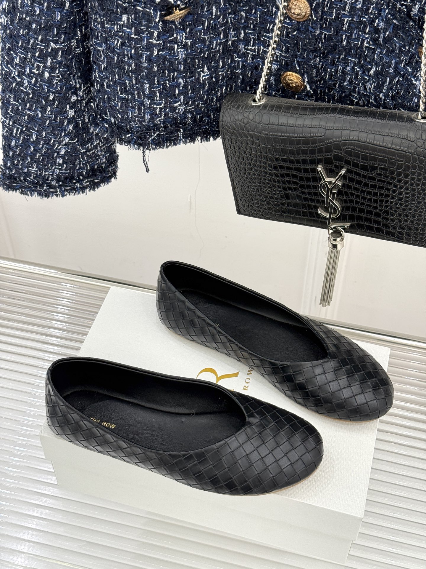 The Row 25WF新品编织平底单鞋当喧嚣退去 真正的奢华藏于材质与结构的无声对话中这双便是对这一理