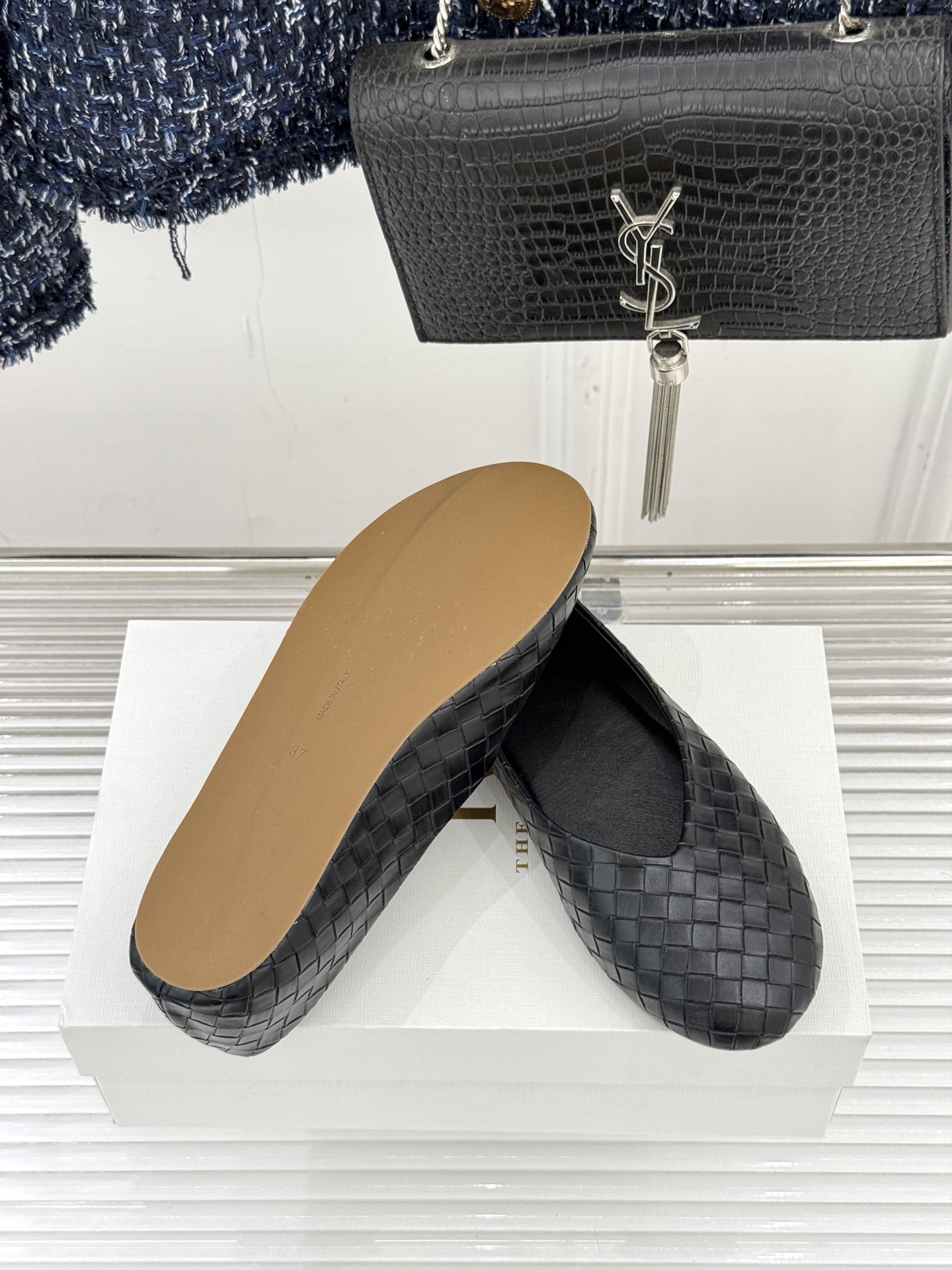 The Row 25WF新品编织平底单鞋当喧嚣退去 真正的奢华藏于材质与结构的无声对话中这双便是对这一理