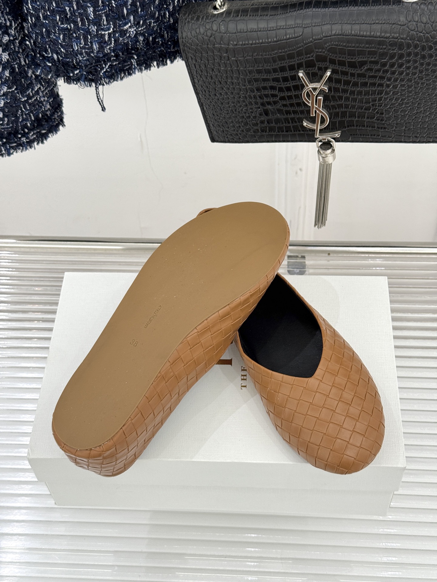 The Row 25WF新品编织平底单鞋当喧嚣退去 真正的奢华藏于材质与结构的无声对话中这双便是对这一理