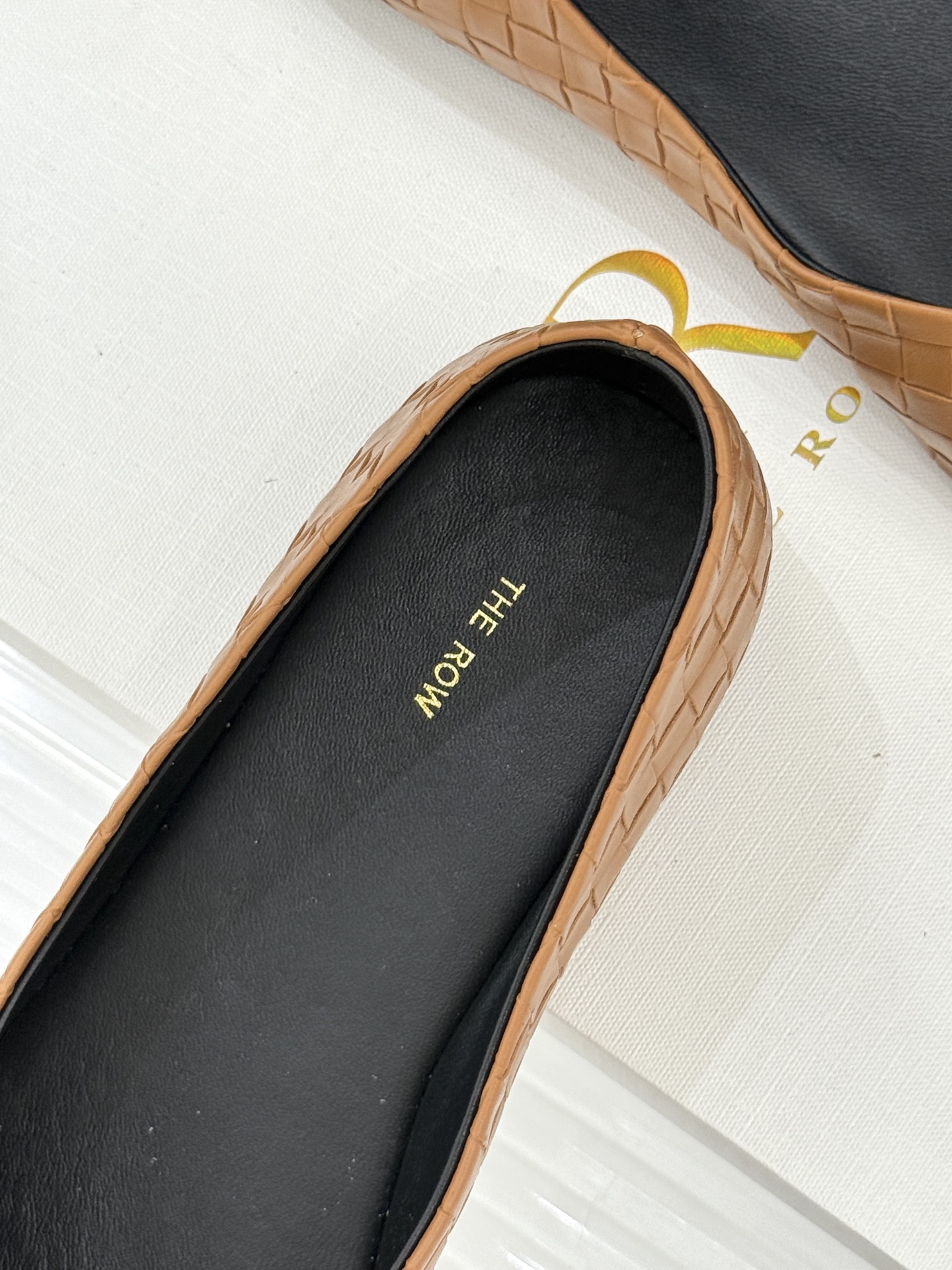 The Row 25WF新品编织平底单鞋当喧嚣退去 真正的奢华藏于材质与结构的无声对话中这双便是对这一理