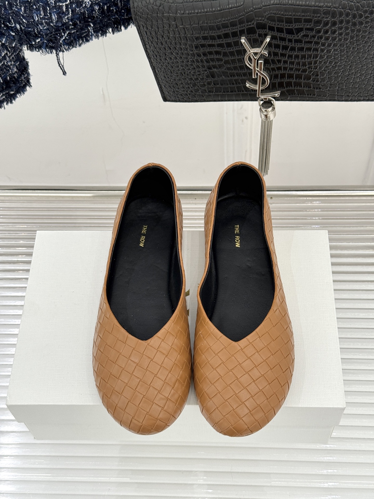 The Row 25WF新品编织平底单鞋当喧嚣退去 真正的奢华藏于材质与结构的无声对话中这双便是对这一理