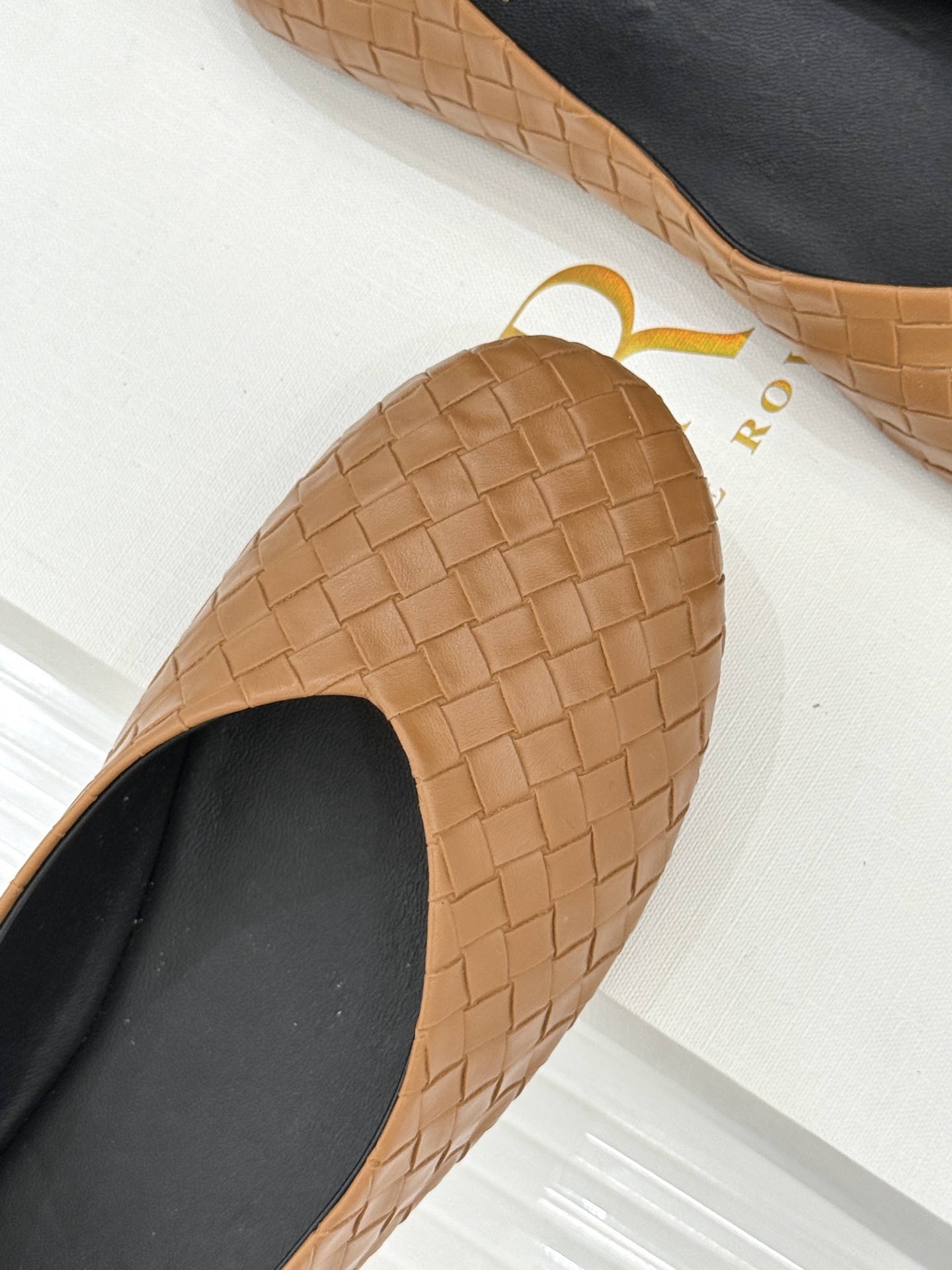 The Row 25WF新品编织平底单鞋当喧嚣退去 真正的奢华藏于材质与结构的无声对话中这双便是对这一理