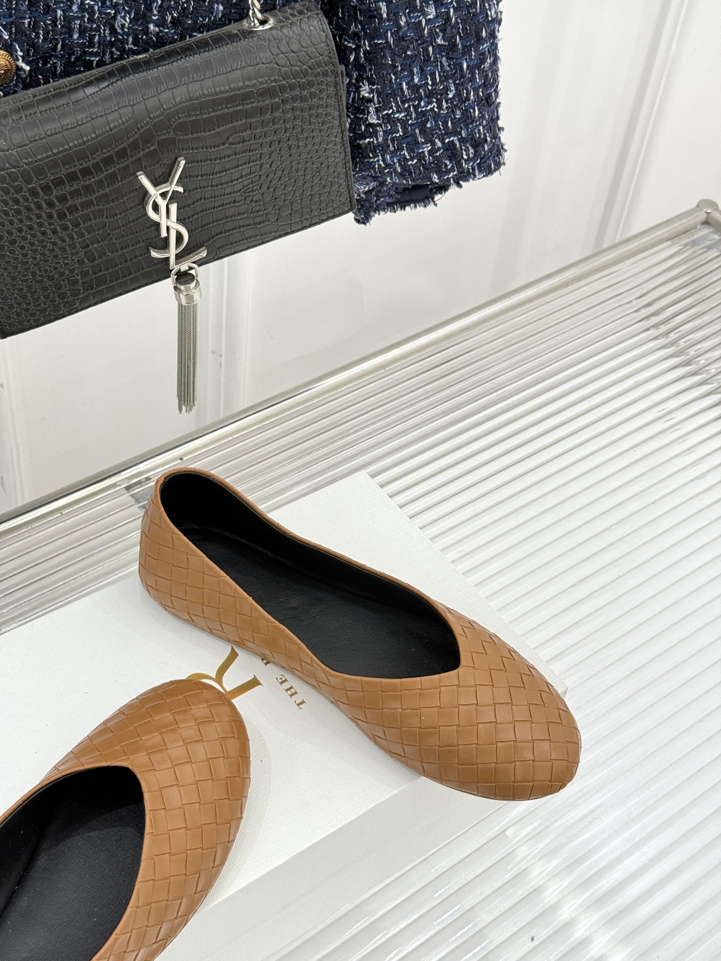 The Row 25WF新品编织平底单鞋当喧嚣退去 真正的奢华藏于材质与结构的无声对话中这双便是对这一理