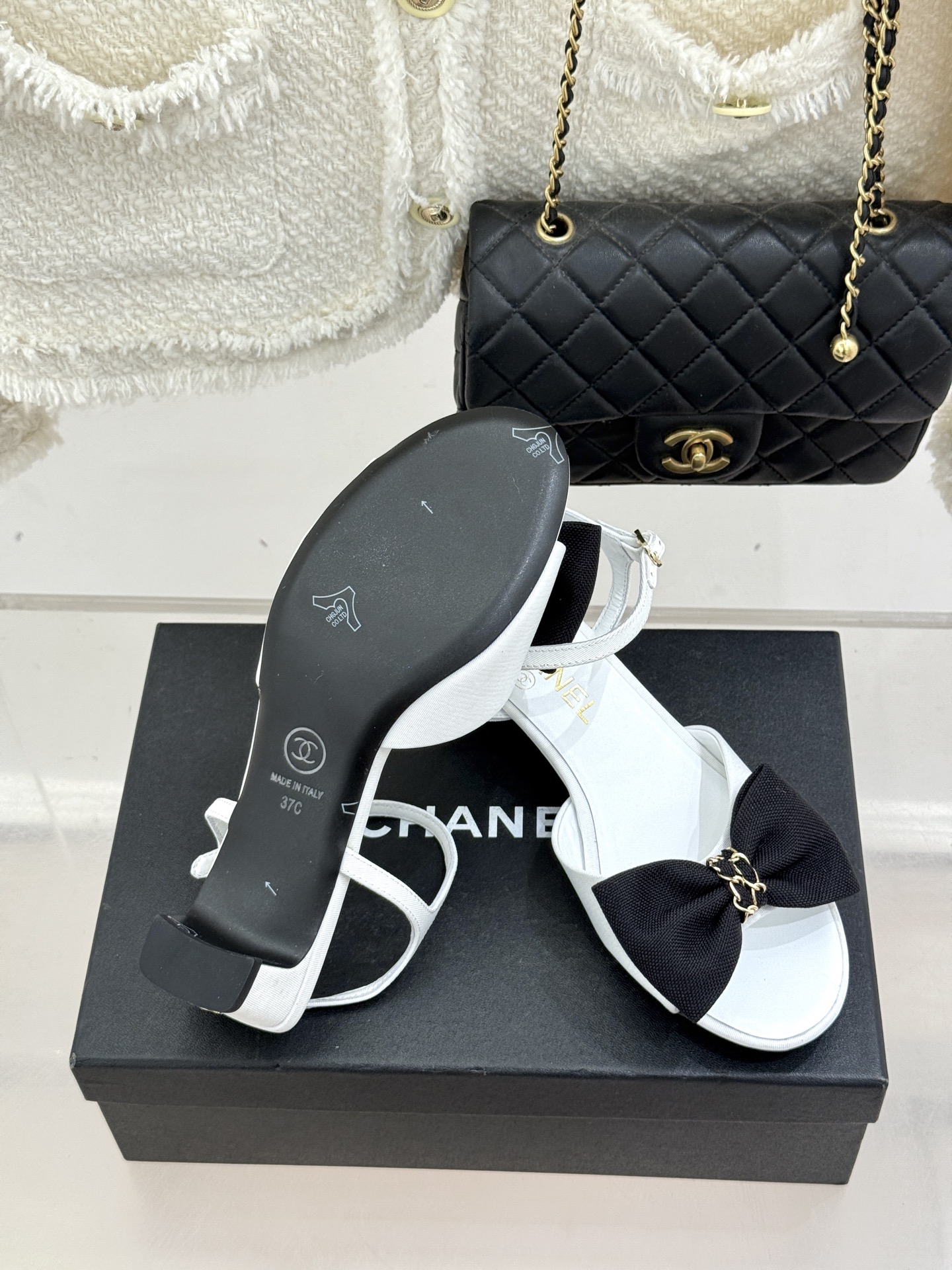 CHANE*｜小香26C新品链条蝴蝶结粗跟凉鞋这款凉鞋以经典符号重构摩登美学让每一步都成为优雅宣言。当粗