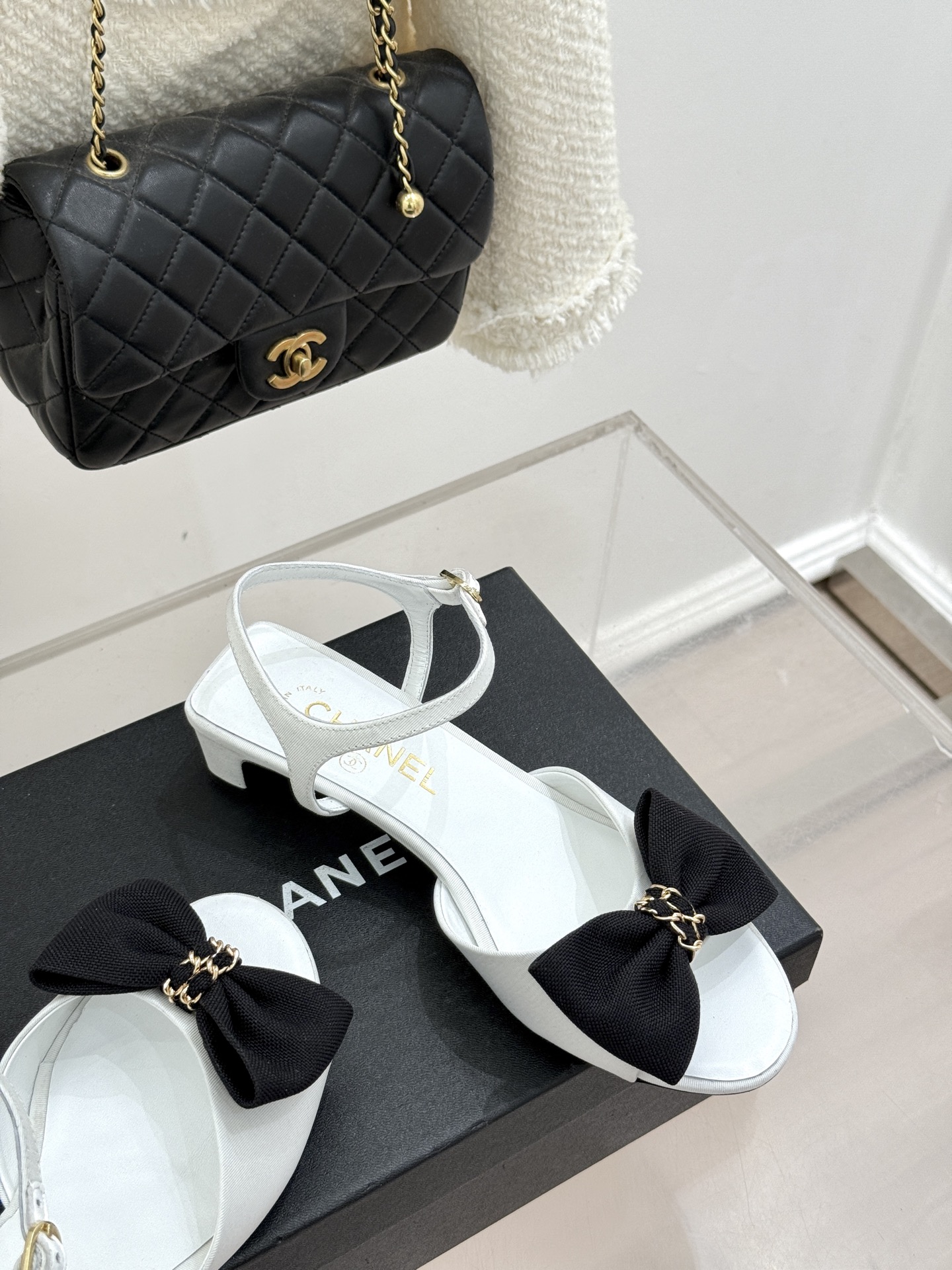 CHANE*｜小香26C新品链条蝴蝶结粗跟凉鞋这款凉鞋以经典符号重构摩登美学让每一步都成为优雅宣言。当粗