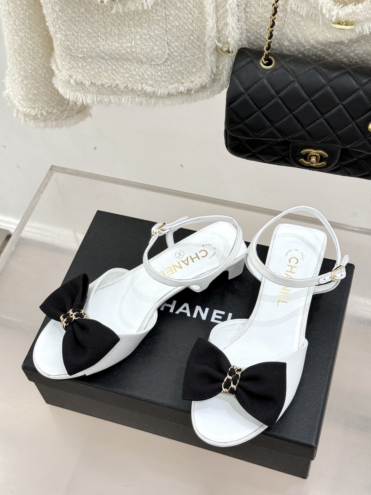 CHANE*｜小香26C新品链条蝴蝶结粗跟凉鞋这款凉鞋以经典符号重构摩登美学让每一步都成为优雅宣言。当粗