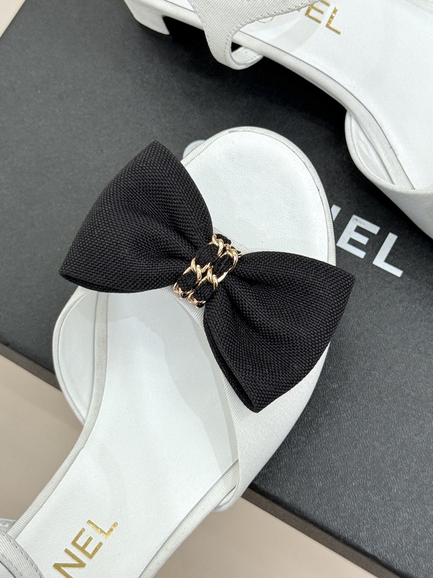 CHANE*｜小香26C新品链条蝴蝶结粗跟凉鞋这款凉鞋以经典符号重构摩登美学让每一步都成为优雅宣言。当粗