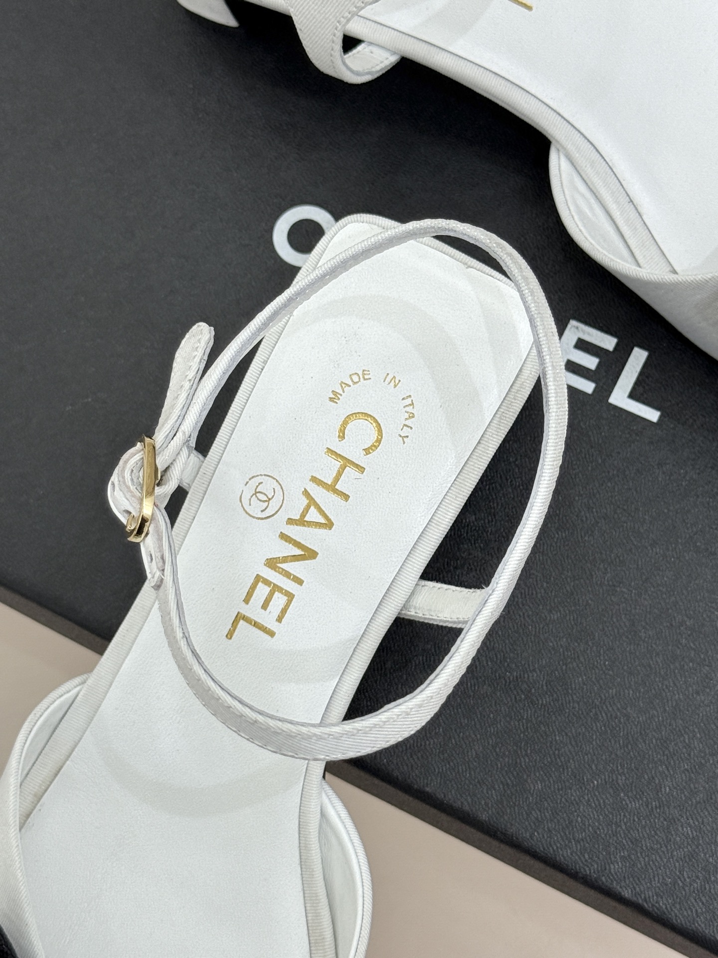 CHANE*｜小香26C新品链条蝴蝶结粗跟凉鞋这款凉鞋以经典符号重构摩登美学让每一步都成为优雅宣言。当粗